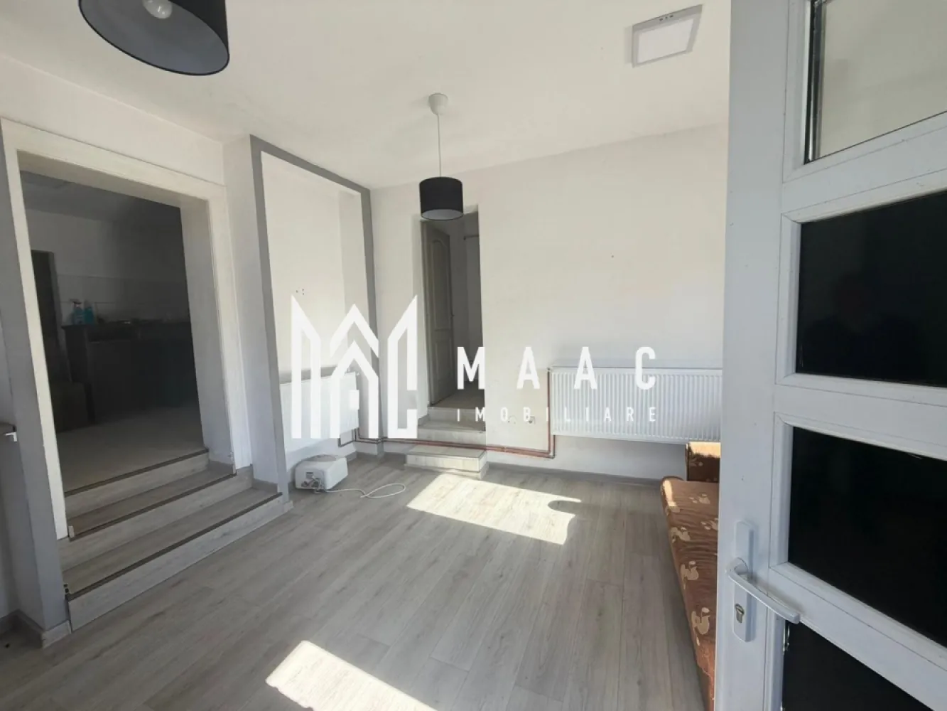 Casa 4 camere | Rasinari | Zona centrala - MAAC Imobiliare vă propune spre vânzare o proprietate deosebită situată în zona centrală a localității Rășinari, ideală atât pentru locuință permanentă, cât și pentru investiție.

Imobilul este compus dintr-o casă spațioasă cu 4 camere, bine compartimentată, oferind un ambient confortabil și funcțional pentru întreaga familie. Proprietatea beneficiază de anexe gospodărești, inclusiv șură și pivniță, ideale pentru depozitare sau pentru desfășurarea diverselor activități.

Un avantaj important al proprietății îl reprezintă accesul din două străzi, oferind flexibilitate în utilizare, posibilitate de compartimentare sau chiar dezvoltare ulterioară.

Curtea, cu o suprafață de aproximativ 150 mp, oferă un spațiu intim și plăcut, perfect pentru relaxare, amenajare grădină sau petrecerea timpului liber.

Amplasarea în zona centrală a localității Rășinari asigură acces rapid către punctele de interes, magazine, școală și transport, păstrând în același timp farmecul autentic al unei zone liniștite și pitorești, la doar câteva minute de Sibiu.

Caracteristici principale:
- 4 camere
- Curte proprie ~150 mp
- Șură și anexe
- Pivniță
- Acces din 2 străzi
- Zonă centrală

Această proprietate reprezintă o oportunitate excelentă pentru cei care își doresc o locuință într-o zonă cu tradiție, aer curat și acces facil către oraș.

Pentru mai multe detalii și programarea unei vizionări, vă stăm cu drag la dispoziție! Vă rog să specificați ID: CP3024371