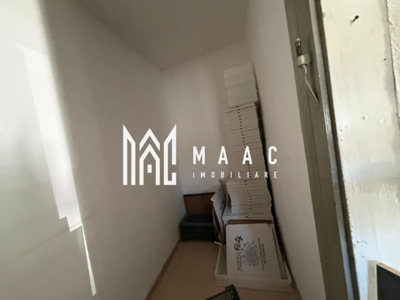 Casa 4 camere | Rasinari | Zona centrala - MAAC Imobiliare vă propune spre vânzare o proprietate deosebită situată în zona centrală a localității Rășinari, ideală atât pentru locuință permanentă, cât și pentru investiție.

Imobilul este compus dintr-o casă spațioasă cu 4 camere, bine compartimentată, oferind un ambient confortabil și funcțional pentru întreaga familie. Proprietatea beneficiază de anexe gospodărești, inclusiv șură și pivniță, ideale pentru depozitare sau pentru desfășurarea diverselor activități.

Un avantaj important al proprietății îl reprezintă accesul din două străzi, oferind flexibilitate în utilizare, posibilitate de compartimentare sau chiar dezvoltare ulterioară.

Curtea, cu o suprafață de aproximativ 150 mp, oferă un spațiu intim și plăcut, perfect pentru relaxare, amenajare grădină sau petrecerea timpului liber.

Amplasarea în zona centrală a localității Rășinari asigură acces rapid către punctele de interes, magazine, școală și transport, păstrând în același timp farmecul autentic al unei zone liniștite și pitorești, la doar câteva minute de Sibiu.

Caracteristici principale:
- 4 camere
- Curte proprie ~150 mp
- Șură și anexe
- Pivniță
- Acces din 2 străzi
- Zonă centrală

Această proprietate reprezintă o oportunitate excelentă pentru cei care își doresc o locuință într-o zonă cu tradiție, aer curat și acces facil către oraș.

Pentru mai multe detalii și programarea unei vizionări, vă stăm cu drag la dispoziție! Vă rog să specificați ID: CP3024371