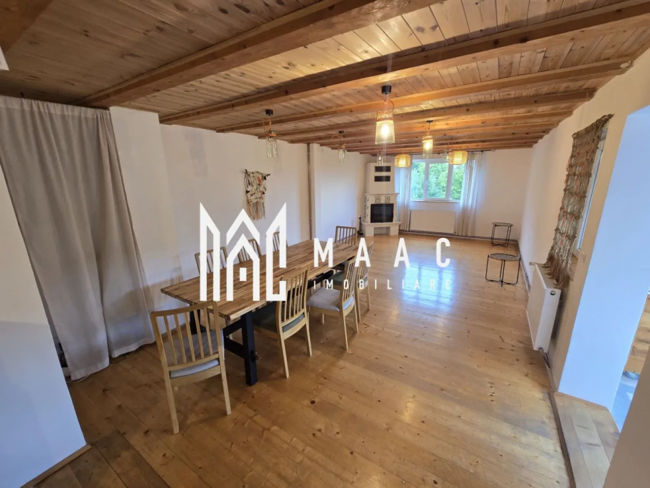 Casa 4 camere 3825 mp teren Cisnadioara - MAAC Imobiliare vă propune spre vânzare o casă deosebită situată în Cisnădioara, amplasată pe un teren impresionant de 3825 mp, cu o priveliște spectaculoasă asupra munților și a cetății, într-un cadru natural de excepție, ideal pentru relaxare și locuire departe de agitația urbană. Proprietatea îmbină perfect confortul modern cu liniștea unei zone exclusiviste, oferind toate utilitățile necesare: curent, gaz, apă, internet și canalizare.

Locuința are o suprafață utilă de 150 mp și dispune de o pivniță generoasă de 80 mp, care include cameră tehnică și garaj, fiind compartimentată eficient pentru a răspunde nevoilor unei familii.

Detalii proprietate:
-suprafață utilă de 150 mp
-pivniță de 80 mp cu cameră tehnică și garaj
-4 camere
-3 băi dotate cu cabine de duș

Facilități și dotări:
-curent trifazic
-tanc de apă de rezervă de 4000 l
-cameră tehnică utilată
-mașină de spălat haine și uscător
-mobilată și utilată complet
-gaz, apă, canalizare
-internet de fibră optică și TV
-izolație termică exterioară
-geamuri termopan pentru eficiență energetică
-șemineu pentru confort și atmosferă relaxantă
-sistem de camere video pentru securitate
-bucătărie complet utilată (mașină de spălat vase, plită, cuptor, hotă, frigider)

Proprietatea este ideală atât pentru locuință permanentă, cât și pentru casă de vacanță, oferind un peisaj deosebit și un nivel ridicat de confort, într-una dintre cele mai apreciate zone din apropierea Sibiului.

Pentru mai multe detalii, vă rugăm să menționați CP2988936 la telefon.
