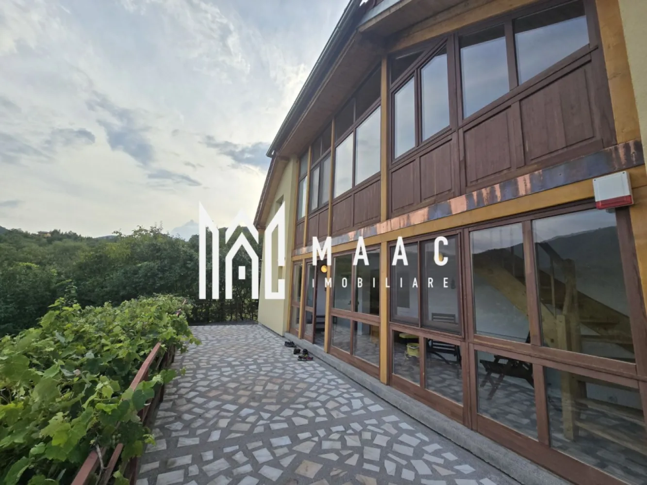 Casa 4 camere 3825 mp teren Cisnadioara - MAAC Imobiliare vă propune spre vânzare o casă deosebită situată în Cisnădioara, amplasată pe un teren impresionant de 3825 mp, cu o priveliște spectaculoasă asupra munților și a cetății, într-un cadru natural de excepție, ideal pentru relaxare și locuire departe de agitația urbană. Proprietatea îmbină perfect confortul modern cu liniștea unei zone exclusiviste, oferind toate utilitățile necesare: curent, gaz, apă, internet și canalizare.

Locuința are o suprafață utilă de 150 mp și dispune de o pivniță generoasă de 80 mp, care include cameră tehnică și garaj, fiind compartimentată eficient pentru a răspunde nevoilor unei familii.

Detalii proprietate:
-suprafață utilă de 150 mp
-pivniță de 80 mp cu cameră tehnică și garaj
-4 camere
-3 băi dotate cu cabine de duș

Facilități și dotări:
-curent trifazic
-tanc de apă de rezervă de 4000 l
-cameră tehnică utilată
-mașină de spălat haine și uscător
-mobilată și utilată complet
-gaz, apă, canalizare
-internet de fibră optică și TV
-izolație termică exterioară
-geamuri termopan pentru eficiență energetică
-șemineu pentru confort și atmosferă relaxantă
-sistem de camere video pentru securitate
-bucătărie complet utilată (mașină de spălat vase, plită, cuptor, hotă, frigider)

Proprietatea este ideală atât pentru locuință permanentă, cât și pentru casă de vacanță, oferind un peisaj deosebit și un nivel ridicat de confort, într-una dintre cele mai apreciate zone din apropierea Sibiului.

Pentru mai multe detalii, vă rugăm să menționați CP2988936 la telefon.