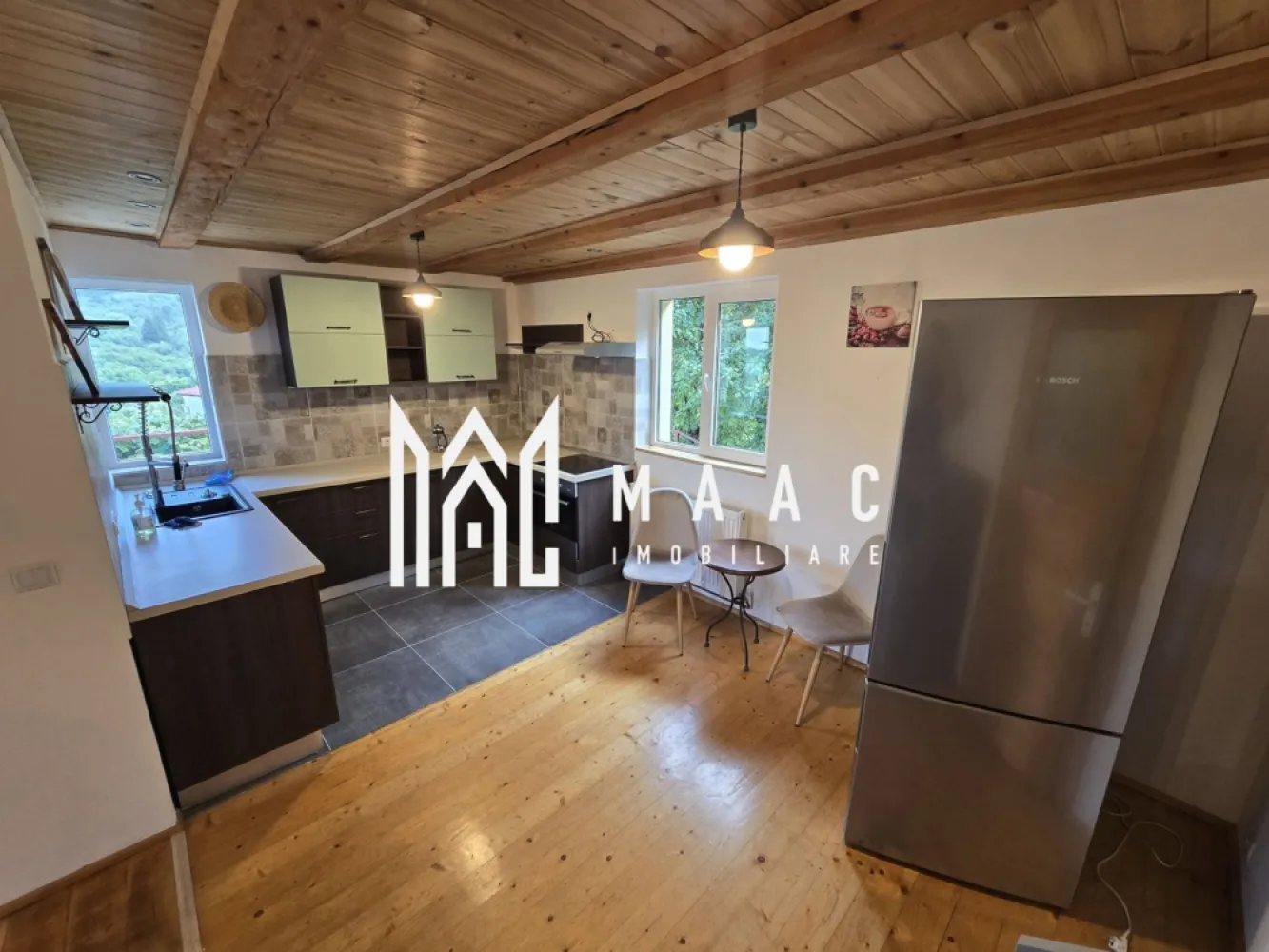 Casa 4 camere 3825 mp teren Cisnadioara - MAAC Imobiliare vă propune spre vânzare o casă deosebită situată în Cisnădioara, amplasată pe un teren impresionant de 3825 mp, cu o priveliște spectaculoasă asupra munților și a cetății, într-un cadru natural de excepție, ideal pentru relaxare și locuire departe de agitația urbană. Proprietatea îmbină perfect confortul modern cu liniștea unei zone exclusiviste, oferind toate utilitățile necesare: curent, gaz, apă, internet și canalizare.

Locuința are o suprafață utilă de 150 mp și dispune de o pivniță generoasă de 80 mp, care include cameră tehnică și garaj, fiind compartimentată eficient pentru a răspunde nevoilor unei familii.

Detalii proprietate:
-suprafață utilă de 150 mp
-pivniță de 80 mp cu cameră tehnică și garaj
-4 camere
-3 băi dotate cu cabine de duș

Facilități și dotări:
-curent trifazic
-tanc de apă de rezervă de 4000 l
-cameră tehnică utilată
-mașină de spălat haine și uscător
-mobilată și utilată complet
-gaz, apă, canalizare
-internet de fibră optică și TV
-izolație termică exterioară
-geamuri termopan pentru eficiență energetică
-șemineu pentru confort și atmosferă relaxantă
-sistem de camere video pentru securitate
-bucătărie complet utilată (mașină de spălat vase, plită, cuptor, hotă, frigider)

Proprietatea este ideală atât pentru locuință permanentă, cât și pentru casă de vacanță, oferind un peisaj deosebit și un nivel ridicat de confort, într-una dintre cele mai apreciate zone din apropierea Sibiului.

Pentru mai multe detalii, vă rugăm să menționați CP2988936 la telefon.