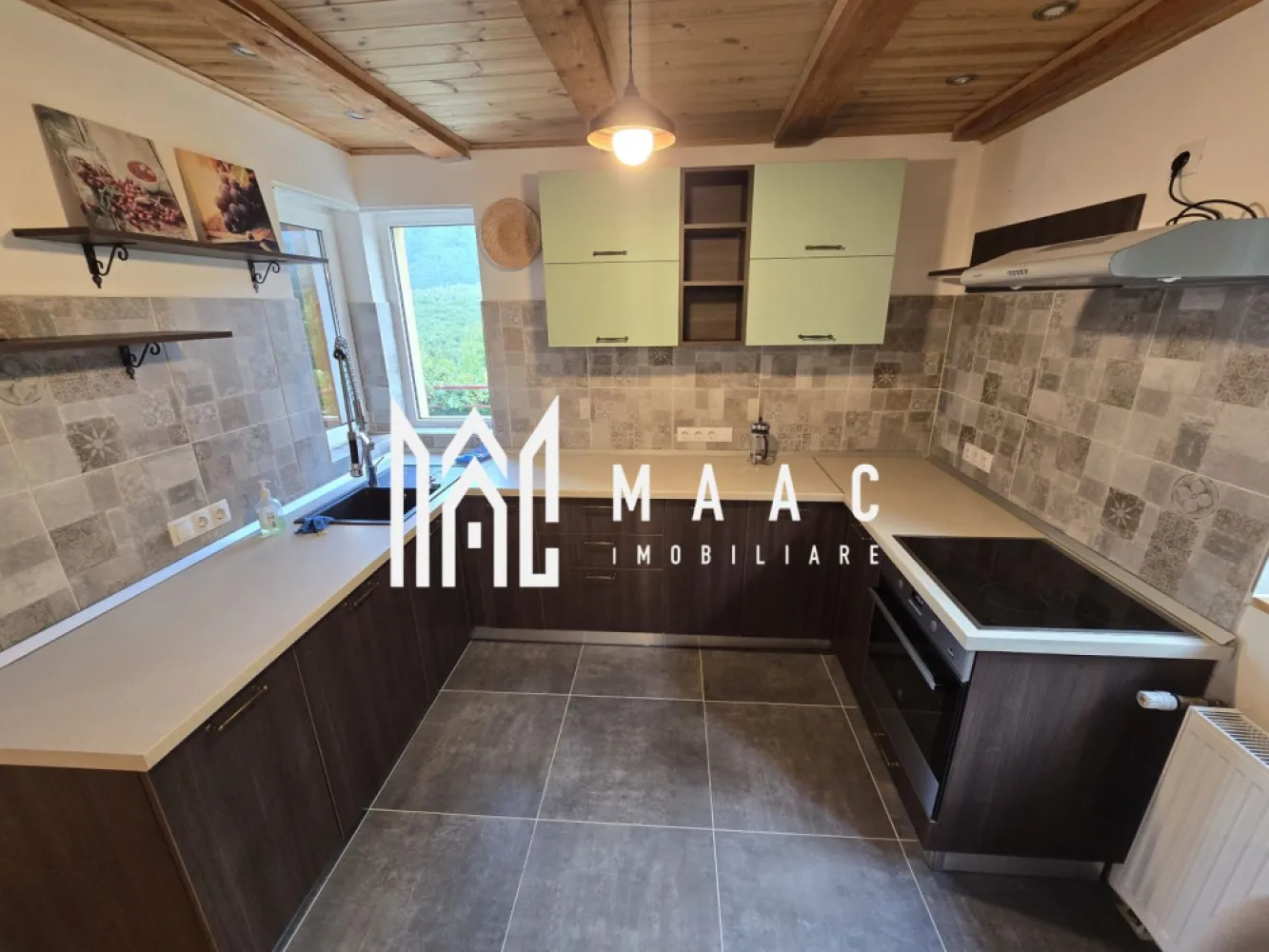Casa 4 camere 3825 mp teren Cisnadioara - MAAC Imobiliare vă propune spre vânzare o casă deosebită situată în Cisnădioara, amplasată pe un teren impresionant de 3825 mp, cu o priveliște spectaculoasă asupra munților și a cetății, într-un cadru natural de excepție, ideal pentru relaxare și locuire departe de agitația urbană. Proprietatea îmbină perfect confortul modern cu liniștea unei zone exclusiviste, oferind toate utilitățile necesare: curent, gaz, apă, internet și canalizare.

Locuința are o suprafață utilă de 150 mp și dispune de o pivniță generoasă de 80 mp, care include cameră tehnică și garaj, fiind compartimentată eficient pentru a răspunde nevoilor unei familii.

Detalii proprietate:
-suprafață utilă de 150 mp
-pivniță de 80 mp cu cameră tehnică și garaj
-4 camere
-3 băi dotate cu cabine de duș

Facilități și dotări:
-curent trifazic
-tanc de apă de rezervă de 4000 l
-cameră tehnică utilată
-mașină de spălat haine și uscător
-mobilată și utilată complet
-gaz, apă, canalizare
-internet de fibră optică și TV
-izolație termică exterioară
-geamuri termopan pentru eficiență energetică
-șemineu pentru confort și atmosferă relaxantă
-sistem de camere video pentru securitate
-bucătărie complet utilată (mașină de spălat vase, plită, cuptor, hotă, frigider)

Proprietatea este ideală atât pentru locuință permanentă, cât și pentru casă de vacanță, oferind un peisaj deosebit și un nivel ridicat de confort, într-una dintre cele mai apreciate zone din apropierea Sibiului.

Pentru mai multe detalii, vă rugăm să menționați CP2988936 la telefon.