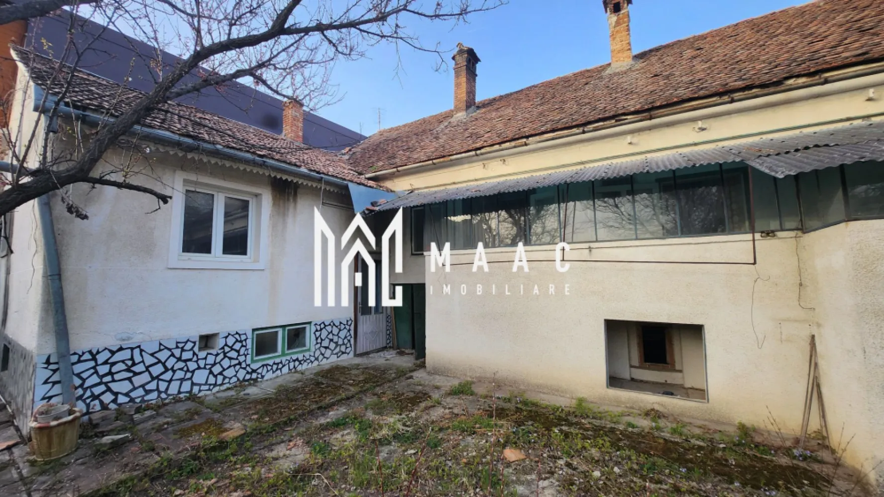Casa teren 3100 mp Gusterita - MAAC Imobiliare vă propune spre vânzare o proprietate compusă din casă și teren generos de 3100 mp, situată într-o zonă rezidențială de case, ideală atât pentru locuire, cât și pentru dezvoltări imobiliare precum construcția de case individuale sau duplexuri. Amplasamentul oferă un cadru liniștit și acces facil, fiind potrivit pentru investiții pe termen lung.

Terenul are o suprafață de 3100 mp și beneficiază de o deschidere la stradă de aproximativ 32 ml, aspect ce permite o parcelare eficientă și valorificarea optimă a spațiului pentru proiecte rezidențiale.

Casa existentă necesită renovare, oferind posibilitatea personalizării complete sau a reconversiei în funcție de planurile viitorului proprietar. Proprietatea dispune de toate utilitățile și este liberă de sarcini, facilitând un proces de achiziție rapid și sigur.

Pentru mai multe detalii, vă rugăm să menționați CP2988974 la telefon.