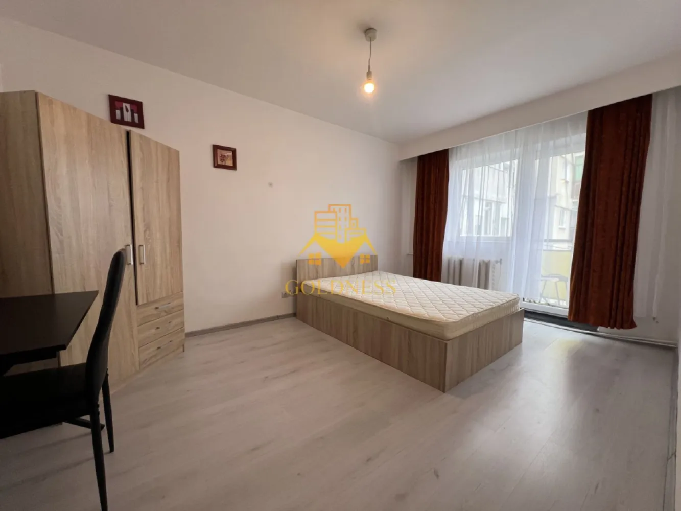 2 camere decomandate, USAMV, Manastur, Izlazului, BIG, Campului - GOLDNESS Imobiliare vă propune spre închiriere un apartament cu 2 camere complet mobilat și utilat, la etajul 6 într-un imobil de 8 etaje, în Cartierul Manastur, la 10 minute de mers pe jos pana la USAMV.
Se poate parca prin zona!
Se află în apropierea stațiilor de transport în comun, magazine, restaurante, spații verzi, farmacii, etc. 

Apartamentul este compartimentat astfel:
 - dormitor cu pat matrimonial, dressing, noptiere
 - dormitor cu pat matrimonial, dressing, birou
 - bucatarie complet utilată și mobilată, loc de servit masa 
 - baie cu cada,calorifer port prosop și dulap pentru depozitare.
 - balcon de 5 mp.

Imobilul este dotat cu toate cele necesare- centrală proprie, frigider, aragaz, hotă, mașină de spălat haine, etc. 

Dacă sunteți interesați de acest apartament și doriți să îl vizionați, dar și pentru alte oferte nu ezitați să ne contactați telefonic sau prin e-mail. Vă stăm la dispoziție!
Pentru intermediere se percepe un comision de 50% din prețul chiriei!