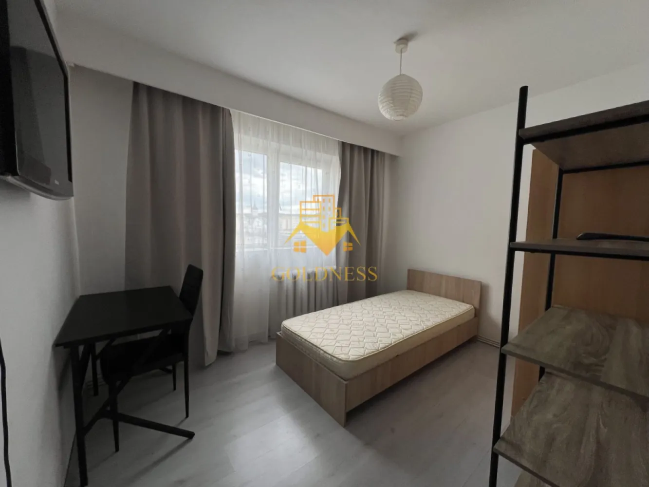 2 camere decomandate, USAMV, Manastur, Izlazului, BIG, Campului - GOLDNESS Imobiliare vă propune spre închiriere un apartament cu 2 camere complet mobilat și utilat, la etajul 6 într-un imobil de 8 etaje, în Cartierul Manastur, la 10 minute de mers pe jos pana la USAMV.
Se poate parca prin zona!
Se află în apropierea stațiilor de transport în comun, magazine, restaurante, spații verzi, farmacii, etc. 

Apartamentul este compartimentat astfel:
 - dormitor cu pat matrimonial, dressing, noptiere
 - dormitor cu pat matrimonial, dressing, birou
 - bucatarie complet utilată și mobilată, loc de servit masa 
 - baie cu cada,calorifer port prosop și dulap pentru depozitare.
 - balcon de 5 mp.

Imobilul este dotat cu toate cele necesare- centrală proprie, frigider, aragaz, hotă, mașină de spălat haine, etc. 

Dacă sunteți interesați de acest apartament și doriți să îl vizionați, dar și pentru alte oferte nu ezitați să ne contactați telefonic sau prin e-mail. Vă stăm la dispoziție!
Pentru intermediere se percepe un comision de 50% din prețul chiriei!