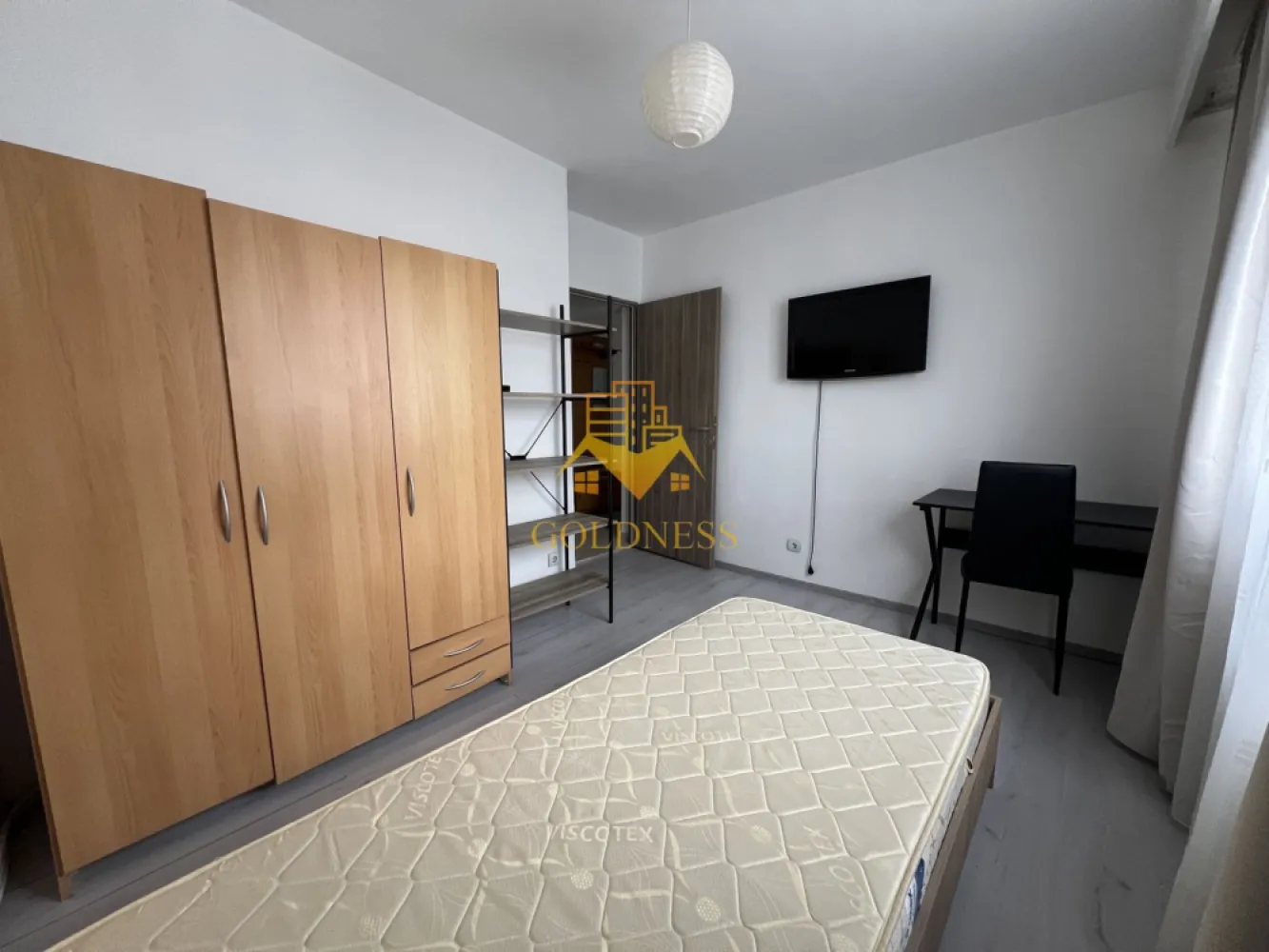 2 camere decomandate, USAMV, Manastur, Izlazului, BIG, Campului - GOLDNESS Imobiliare vă propune spre închiriere un apartament cu 2 camere complet mobilat și utilat, la etajul 6 într-un imobil de 8 etaje, în Cartierul Manastur, la 10 minute de mers pe jos pana la USAMV.
Se poate parca prin zona!
Se află în apropierea stațiilor de transport în comun, magazine, restaurante, spații verzi, farmacii, etc. 

Apartamentul este compartimentat astfel:
 - dormitor cu pat matrimonial, dressing, noptiere
 - dormitor cu pat matrimonial, dressing, birou
 - bucatarie complet utilată și mobilată, loc de servit masa 
 - baie cu cada,calorifer port prosop și dulap pentru depozitare.
 - balcon de 5 mp.

Imobilul este dotat cu toate cele necesare- centrală proprie, frigider, aragaz, hotă, mașină de spălat haine, etc. 

Dacă sunteți interesați de acest apartament și doriți să îl vizionați, dar și pentru alte oferte nu ezitați să ne contactați telefonic sau prin e-mail. Vă stăm la dispoziție!
Pentru intermediere se percepe un comision de 50% din prețul chiriei!