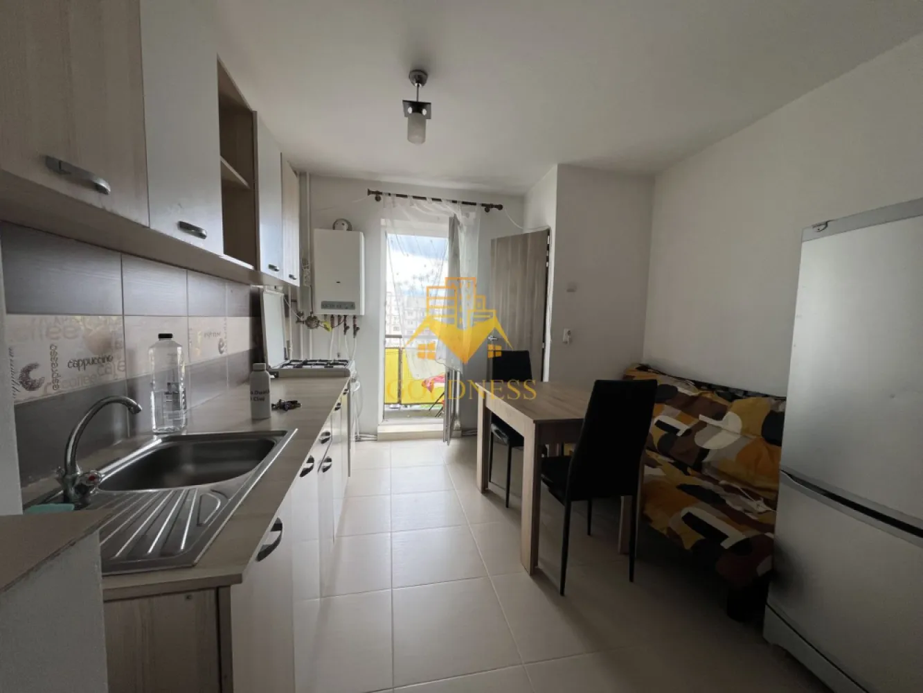 2 camere decomandate, USAMV, Manastur, Izlazului, BIG, Campului - GOLDNESS Imobiliare vă propune spre închiriere un apartament cu 2 camere complet mobilat și utilat, la etajul 6 într-un imobil de 8 etaje, în Cartierul Manastur, la 10 minute de mers pe jos pana la USAMV.
Se poate parca prin zona!
Se află în apropierea stațiilor de transport în comun, magazine, restaurante, spații verzi, farmacii, etc. 

Apartamentul este compartimentat astfel:
 - dormitor cu pat matrimonial, dressing, noptiere
 - dormitor cu pat matrimonial, dressing, birou
 - bucatarie complet utilată și mobilată, loc de servit masa 
 - baie cu cada,calorifer port prosop și dulap pentru depozitare.
 - balcon de 5 mp.

Imobilul este dotat cu toate cele necesare- centrală proprie, frigider, aragaz, hotă, mașină de spălat haine, etc. 

Dacă sunteți interesați de acest apartament și doriți să îl vizionați, dar și pentru alte oferte nu ezitați să ne contactați telefonic sau prin e-mail. Vă stăm la dispoziție!
Pentru intermediere se percepe un comision de 50% din prețul chiriei!