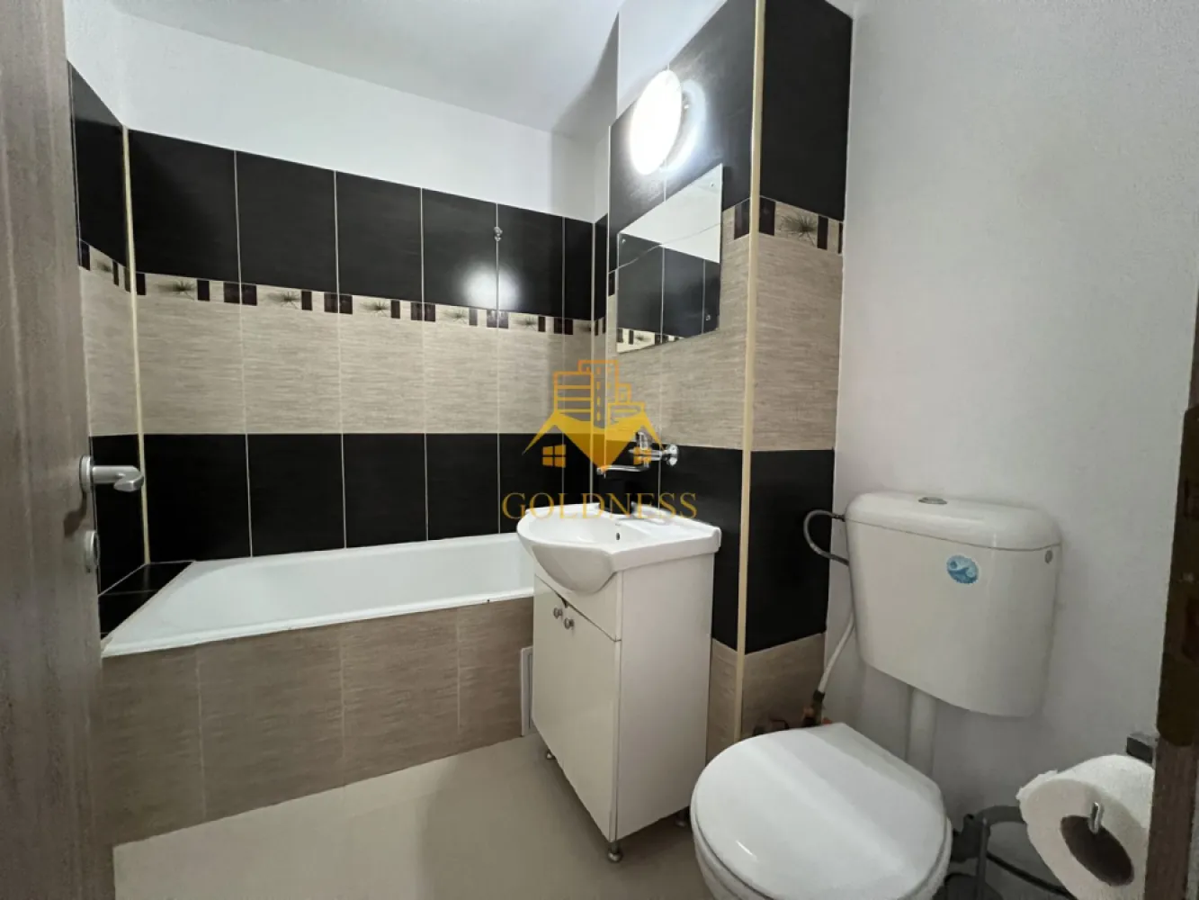 2 camere decomandate, USAMV, Manastur, Izlazului, BIG, Campului - GOLDNESS Imobiliare vă propune spre închiriere un apartament cu 2 camere complet mobilat și utilat, la etajul 6 într-un imobil de 8 etaje, în Cartierul Manastur, la 10 minute de mers pe jos pana la USAMV.
Se poate parca prin zona!
Se află în apropierea stațiilor de transport în comun, magazine, restaurante, spații verzi, farmacii, etc. 

Apartamentul este compartimentat astfel:
 - dormitor cu pat matrimonial, dressing, noptiere
 - dormitor cu pat matrimonial, dressing, birou
 - bucatarie complet utilată și mobilată, loc de servit masa 
 - baie cu cada,calorifer port prosop și dulap pentru depozitare.
 - balcon de 5 mp.

Imobilul este dotat cu toate cele necesare- centrală proprie, frigider, aragaz, hotă, mașină de spălat haine, etc. 

Dacă sunteți interesați de acest apartament și doriți să îl vizionați, dar și pentru alte oferte nu ezitați să ne contactați telefonic sau prin e-mail. Vă stăm la dispoziție!
Pentru intermediere se percepe un comision de 50% din prețul chiriei!