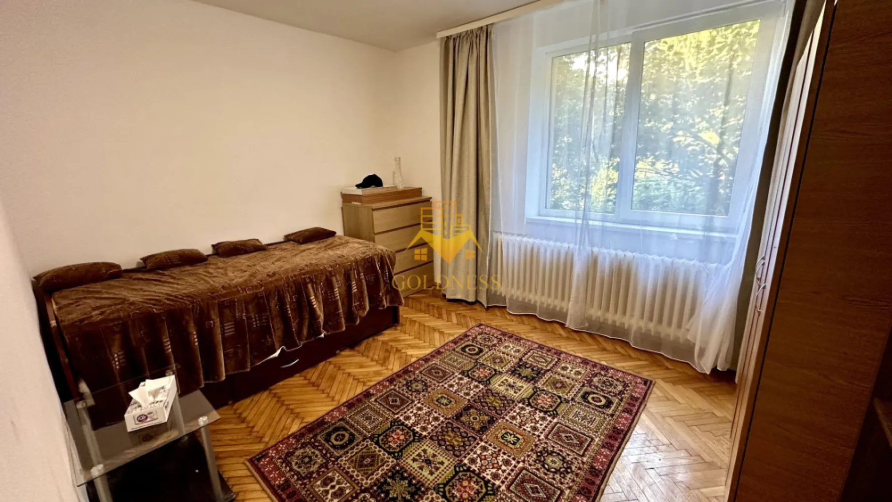 2 camere decomandate, Gheorgheni, FSEGA, Iulius Mall, Unirii - GOLDNESS Imobiliare vă propune spre închiriere un apartament cu 2 camere complet mobilat și utilat, la Parter într-un imobil de 4 etaje, în Cartierul Gheorgheni
Se află în apropierea stațiilor de transport în comun, magazine, restaurante, spații verzi, farmacii, etc. 

Apartamentul este compartimentat astfel:
 - dormitor cu canapea extensibilă, dressing, noptiere
 - dormitor cu canapea extensibilă, dressing
 - bucătărie complet utilată și mobilată, loc de servit masa 
 - baie cu dus walkin, calorifer port prosop și dulap pentru depozitare.

Imobilul este dotat cu toate cele necesare- termoficare cu contor, frigider, aragaz, hotă, mașină de spălat haine, etc. 

Dacă sunteți interesați de acest apartament și doriți să îl vizionați, dar și pentru alte oferte nu ezitați să ne contactați telefonic sau prin e-mail. Vă stăm la dispoziție!
Pentru intermediere se percepe un comision de 50% din prețul chiriei!