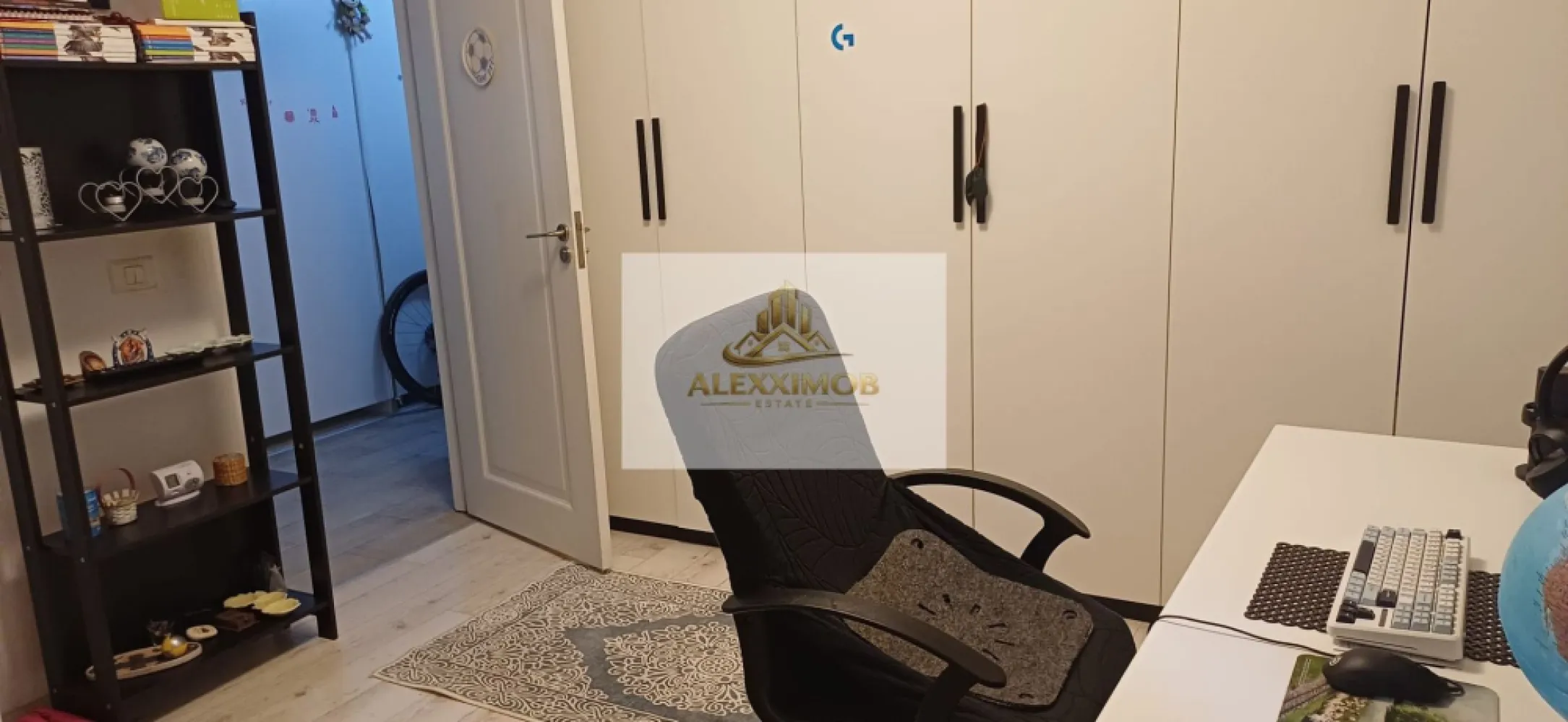 Studio de Vanzare - 52 MP - strada POSTALIONULUI - Studio de vânzare – zona Grand Arena | 52 mp | Mobilat și utilat complet

Oportunitate excelentă de achiziție în zona Grand Arena, într-un imobil modern cu regim de înălțime redus (P+3), situat la etajul 1 din 3.

📍 Detalii proprietate:

Suprafață: 52 mp
Etaj: 1 din 3
Partial mobilat la vanzare
Aer condiționat
Spațiu luminos și bine compartimentat
Loc de depozitare amenajat la subsol
Gata de mutare imediată

📍 Localizare excelentă
Situat în apropierea centrului comercial Grand Arena, cu acces rapid către supermarketuri, farmacii, restaurante, școli, grădinițe și mijloace de transport în comun.

Ideal atât pentru locuit, cât și pentru investiție, datorită poziției și facilităților din zonă.

pret 95000 e

 - tel. 0751454742