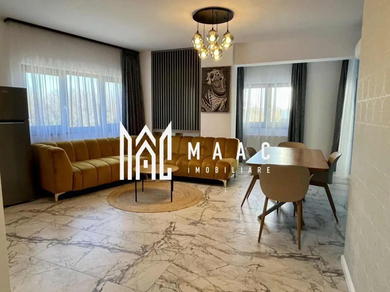 Apartament 3 Camere | 102 mp | LUX | 2 Băi | Loc de Parcare | Garden City - MAAC Imobiliare vă propune spre închiriere un apartament modern cu 3 camere, situat în complexul rezidențial Garden City Sibiu.

 Localizare excelentă – într-o zonă liniștită și bine conectată, ideală pentru confortul zilnic.

 Detalii proprietate:
Etaj: 1
Suprafață utilă: 102 mp
Compartimentare: 2 dormitoare + living spațios
Dormitor matrimonial cu baie proprie (en-suite)
 Bucătărie open-space, complet mobilată și utilată

 Dotări și facilități:
2 aparate de aer condiționat
Plită cu inducție
Mașină de spălat vase
Mașină de spălat rufe + uscător
TV în living și în fiecare dormitor

 2 băi:
una cu walk-in shower
una cu cadă

 Balcon – ideal pentru relaxare

 Loc de parcare suprateran inclus

 Disponibilitate: începând cu jumătatea lunii aprilie

 Pentru mai multe detalii sau pentru programarea unei vizionări, vă rugăm să ne contactați, specificând ID: CP3024386
