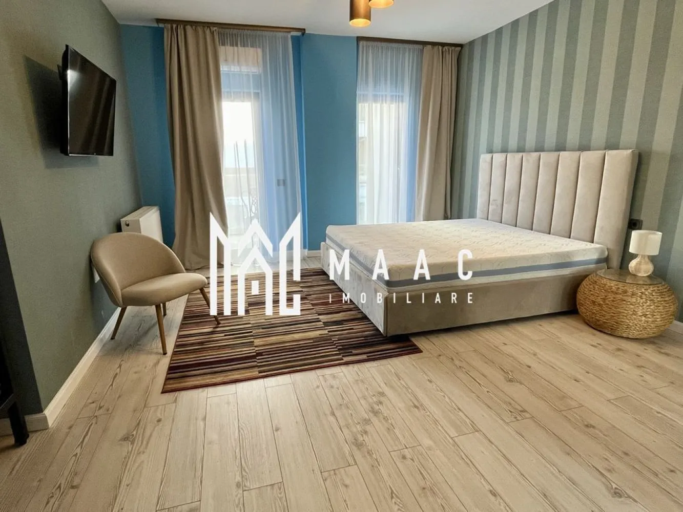 Apartament 3 Camere | 102 mp | LUX | 2 Băi | Loc de Parcare | Garden City - MAAC Imobiliare vă propune spre închiriere un apartament modern cu 3 camere, situat în complexul rezidențial Garden City Sibiu.

 Localizare excelentă – într-o zonă liniștită și bine conectată, ideală pentru confortul zilnic.

 Detalii proprietate:
Etaj: 1
Suprafață utilă: 102 mp
Compartimentare: 2 dormitoare + living spațios
Dormitor matrimonial cu baie proprie (en-suite)
 Bucătărie open-space, complet mobilată și utilată

 Dotări și facilități:
2 aparate de aer condiționat
Plită cu inducție
Mașină de spălat vase
Mașină de spălat rufe + uscător
TV în living și în fiecare dormitor

 2 băi:
una cu walk-in shower
una cu cadă

 Balcon – ideal pentru relaxare

 Loc de parcare suprateran inclus

 Disponibilitate: începând cu jumătatea lunii aprilie

 Pentru mai multe detalii sau pentru programarea unei vizionări, vă rugăm să ne contactați, specificând ID: CP3024386