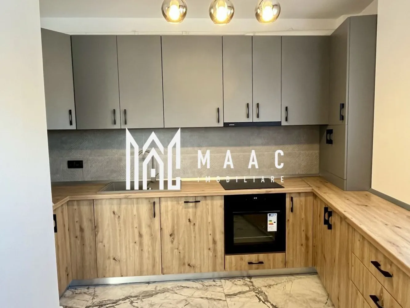Apartament 3 Camere | 102 mp | LUX | 2 Băi | Loc de Parcare | Garden City - MAAC Imobiliare vă propune spre închiriere un apartament modern cu 3 camere, situat în complexul rezidențial Garden City Sibiu.

 Localizare excelentă – într-o zonă liniștită și bine conectată, ideală pentru confortul zilnic.

 Detalii proprietate:
Etaj: 1
Suprafață utilă: 102 mp
Compartimentare: 2 dormitoare + living spațios
Dormitor matrimonial cu baie proprie (en-suite)
 Bucătărie open-space, complet mobilată și utilată

 Dotări și facilități:
2 aparate de aer condiționat
Plită cu inducție
Mașină de spălat vase
Mașină de spălat rufe + uscător
TV în living și în fiecare dormitor

 2 băi:
una cu walk-in shower
una cu cadă

 Balcon – ideal pentru relaxare

 Loc de parcare suprateran inclus

 Disponibilitate: începând cu jumătatea lunii aprilie

 Pentru mai multe detalii sau pentru programarea unei vizionări, vă rugăm să ne contactați, specificând ID: CP3024386