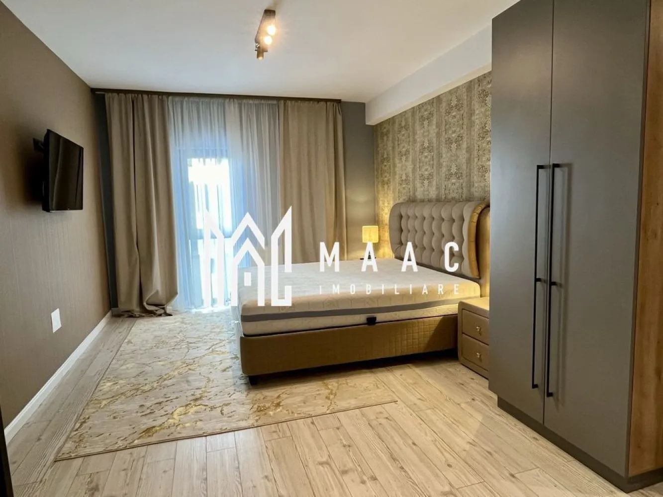 Apartament 3 Camere | 102 mp | LUX | 2 Băi | Loc de Parcare | Garden City - MAAC Imobiliare vă propune spre închiriere un apartament modern cu 3 camere, situat în complexul rezidențial Garden City Sibiu.

 Localizare excelentă – într-o zonă liniștită și bine conectată, ideală pentru confortul zilnic.

 Detalii proprietate:
Etaj: 1
Suprafață utilă: 102 mp
Compartimentare: 2 dormitoare + living spațios
Dormitor matrimonial cu baie proprie (en-suite)
 Bucătărie open-space, complet mobilată și utilată

 Dotări și facilități:
2 aparate de aer condiționat
Plită cu inducție
Mașină de spălat vase
Mașină de spălat rufe + uscător
TV în living și în fiecare dormitor

 2 băi:
una cu walk-in shower
una cu cadă

 Balcon – ideal pentru relaxare

 Loc de parcare suprateran inclus

 Disponibilitate: începând cu jumătatea lunii aprilie

 Pentru mai multe detalii sau pentru programarea unei vizionări, vă rugăm să ne contactați, specificând ID: CP3024386