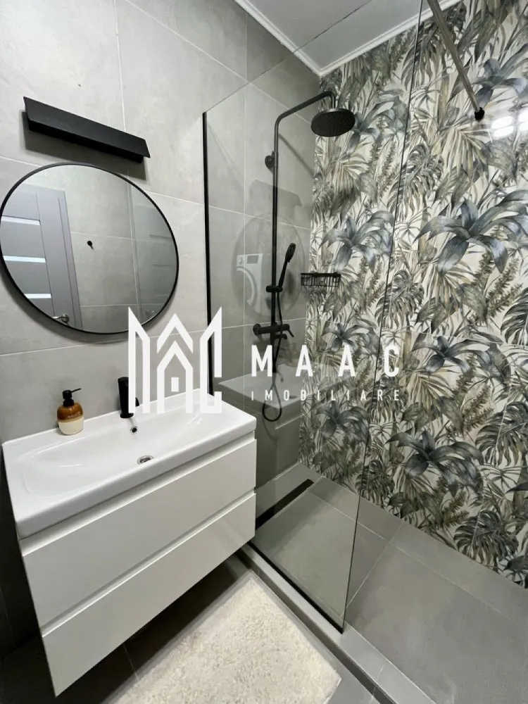 Apartament 3 Camere | 102 mp | LUX | 2 Băi | Loc de Parcare | Garden City - MAAC Imobiliare vă propune spre închiriere un apartament modern cu 3 camere, situat în complexul rezidențial Garden City Sibiu.

 Localizare excelentă – într-o zonă liniștită și bine conectată, ideală pentru confortul zilnic.

 Detalii proprietate:
Etaj: 1
Suprafață utilă: 102 mp
Compartimentare: 2 dormitoare + living spațios
Dormitor matrimonial cu baie proprie (en-suite)
 Bucătărie open-space, complet mobilată și utilată

 Dotări și facilități:
2 aparate de aer condiționat
Plită cu inducție
Mașină de spălat vase
Mașină de spălat rufe + uscător
TV în living și în fiecare dormitor

 2 băi:
una cu walk-in shower
una cu cadă

 Balcon – ideal pentru relaxare

 Loc de parcare suprateran inclus

 Disponibilitate: începând cu jumătatea lunii aprilie

 Pentru mai multe detalii sau pentru programarea unei vizionări, vă rugăm să ne contactați, specificând ID: CP3024386