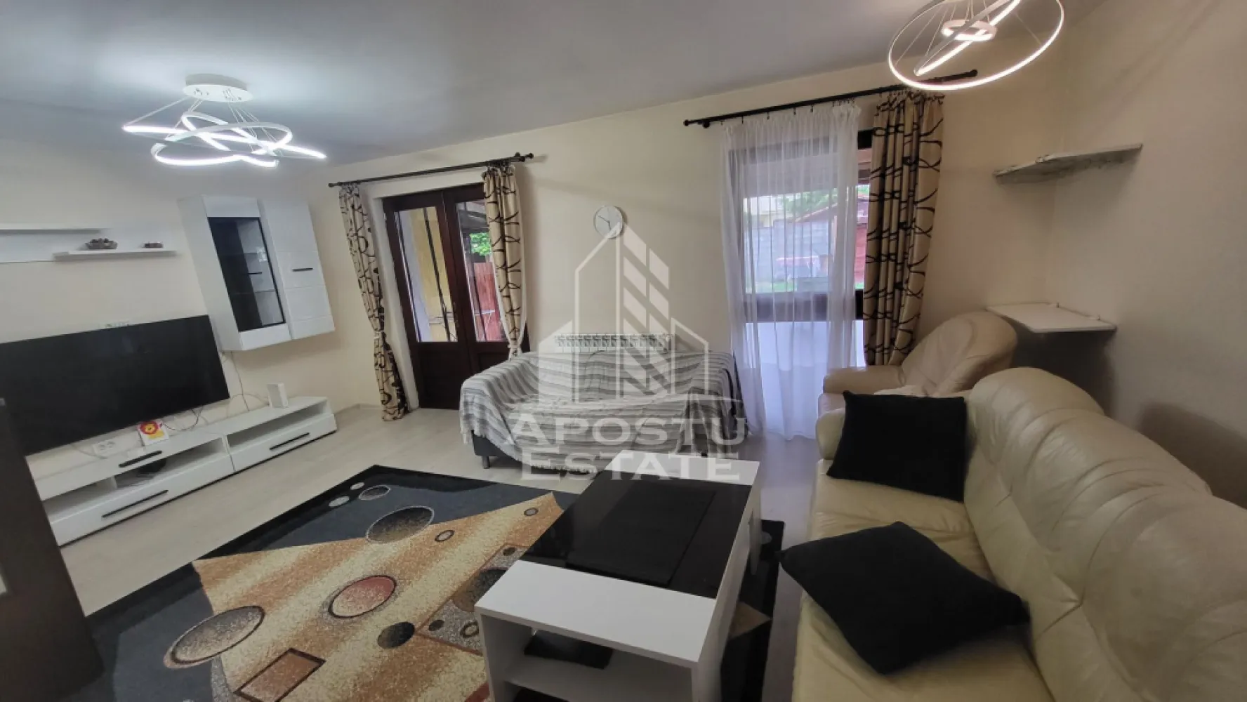 Duplex mobilat si utilat Dumbravita - ​Apostu Estate va propune spre inchiriere un duplex modern, compartimentat inteligent,situat intr-o zona rezidentiala linistita din Dumbravita.
 Locuinta beneficiaza de o amplasare excelenta, fiind ferita de traficul intens, dar la o distanta de doar 10-15 minute de mers pe jos fata de Kaufland si Lidl.
​Casa se inchiriaza complet utilata si dispune de centrala proprie pe gaz si iluminat LED.
 Bucataria si zona de utilitati sunt dotate complet cu frigider mare, hota, masina de spalat vase, masina de spalat rufe si masina de uscat rufe.
 Pentru relaxare si mentinerea formei fizice, proprietatea ofera o baie cu jacuzzi si o sala de fitness complet echipata, amenajata in pod.
 Siguranta este asigurata printr-un sistem de alarma si monitorizare video.
​Exteriorul este amenajat pentru un confort sporit, incluzand o terasa, un gratar din caramida si o gradina cu gazon dotata cu sistem de irigare automatizat prin foraj. Totodata, exista o casuta pentru depozitarea uneltelor de gradina si un carport cu poarta automatizata pentru accesul facil al autoturismelor.
Disponibil imediat!
Va asteptam cu drag la o vizionare!