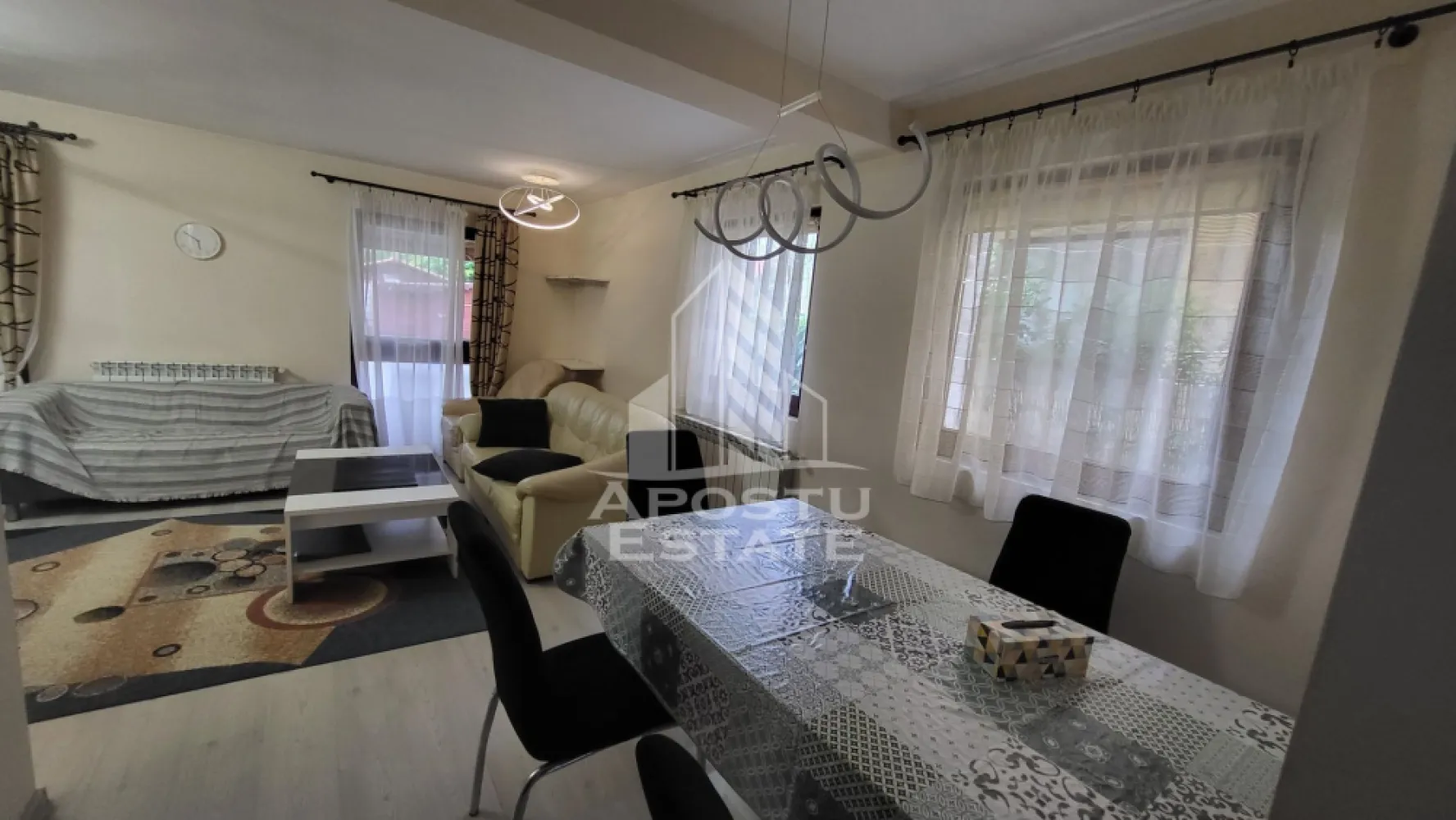 Duplex mobilat si utilat Dumbravita - ​Apostu Estate va propune spre inchiriere un duplex modern, compartimentat inteligent,situat intr-o zona rezidentiala linistita din Dumbravita.
 Locuinta beneficiaza de o amplasare excelenta, fiind ferita de traficul intens, dar la o distanta de doar 10-15 minute de mers pe jos fata de Kaufland si Lidl.
​Casa se inchiriaza complet utilata si dispune de centrala proprie pe gaz si iluminat LED.
 Bucataria si zona de utilitati sunt dotate complet cu frigider mare, hota, masina de spalat vase, masina de spalat rufe si masina de uscat rufe.
 Pentru relaxare si mentinerea formei fizice, proprietatea ofera o baie cu jacuzzi si o sala de fitness complet echipata, amenajata in pod.
 Siguranta este asigurata printr-un sistem de alarma si monitorizare video.
​Exteriorul este amenajat pentru un confort sporit, incluzand o terasa, un gratar din caramida si o gradina cu gazon dotata cu sistem de irigare automatizat prin foraj. Totodata, exista o casuta pentru depozitarea uneltelor de gradina si un carport cu poarta automatizata pentru accesul facil al autoturismelor.
Disponibil imediat!
Va asteptam cu drag la o vizionare!