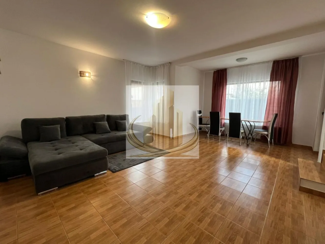 Casă individuală, 115 mp–Dumbrăvița, zonă liniștită, aproape de padure - Grand Mobilis Imobiliare vă propune spre închiriere o casă individuală, construită în anul 2011, situată într-un complex rezidențial de case, într-o zonă liniștită din Dumbrăvița.

Proprietatea are o suprafață utilă de 115 mp și beneficiază de o poziționare excelentă, în apropierea pădurii, oferind un cadru ideal pentru relaxare și plimbări în natură.

În același timp, locația este foarte bine conectată, având în proximitate magazine, mijloace de transport în comun, restaurante, cafenele, farmacii și alte puncte de interes, cu acces facil către Timișoara.

Compartimentare:

Parter:

hol de acces
bucătărie închisă
baie cu duș
cameră tehnică
dormitor (poate fi utilizat și ca birou)
living generos și luminos cu zonă de dining

Etaj:

2 dormitoare spațioase și luminoase
baie cu cadă

Dotări și beneficii:

centrală termică proprie
încălzire prin calorifere
acces auto în curte
2 locuri de parcare proprii

🐾 Pet-friendly – se acceptă animale de companie de talie mică.
Această proprietate este ideală pentru o familie sau pentru persoane care își doresc liniște, spațiu și acces rapid către oraș.

Pentru mai multe detalii și programarea unei vizionări, echipa Grand Mobilis Imobiliare vă stă la dispoziție.
ID Intern: CP3027269