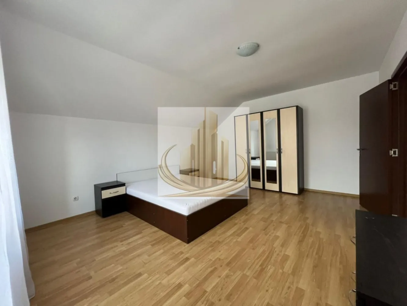 Casă individuală, 115 mp–Dumbrăvița, zonă liniștită, aproape de padure - Grand Mobilis Imobiliare vă propune spre închiriere o casă individuală, construită în anul 2011, situată într-un complex rezidențial de case, într-o zonă liniștită din Dumbrăvița.

Proprietatea are o suprafață utilă de 115 mp și beneficiază de o poziționare excelentă, în apropierea pădurii, oferind un cadru ideal pentru relaxare și plimbări în natură.

În același timp, locația este foarte bine conectată, având în proximitate magazine, mijloace de transport în comun, restaurante, cafenele, farmacii și alte puncte de interes, cu acces facil către Timișoara.

Compartimentare:

Parter:

hol de acces
bucătărie închisă
baie cu duș
cameră tehnică
dormitor (poate fi utilizat și ca birou)
living generos și luminos cu zonă de dining

Etaj:

2 dormitoare spațioase și luminoase
baie cu cadă

Dotări și beneficii:

centrală termică proprie
încălzire prin calorifere
acces auto în curte
2 locuri de parcare proprii

🐾 Pet-friendly – se acceptă animale de companie de talie mică.
Această proprietate este ideală pentru o familie sau pentru persoane care își doresc liniște, spațiu și acces rapid către oraș.

Pentru mai multe detalii și programarea unei vizionări, echipa Grand Mobilis Imobiliare vă stă la dispoziție.
ID Intern: CP3027269