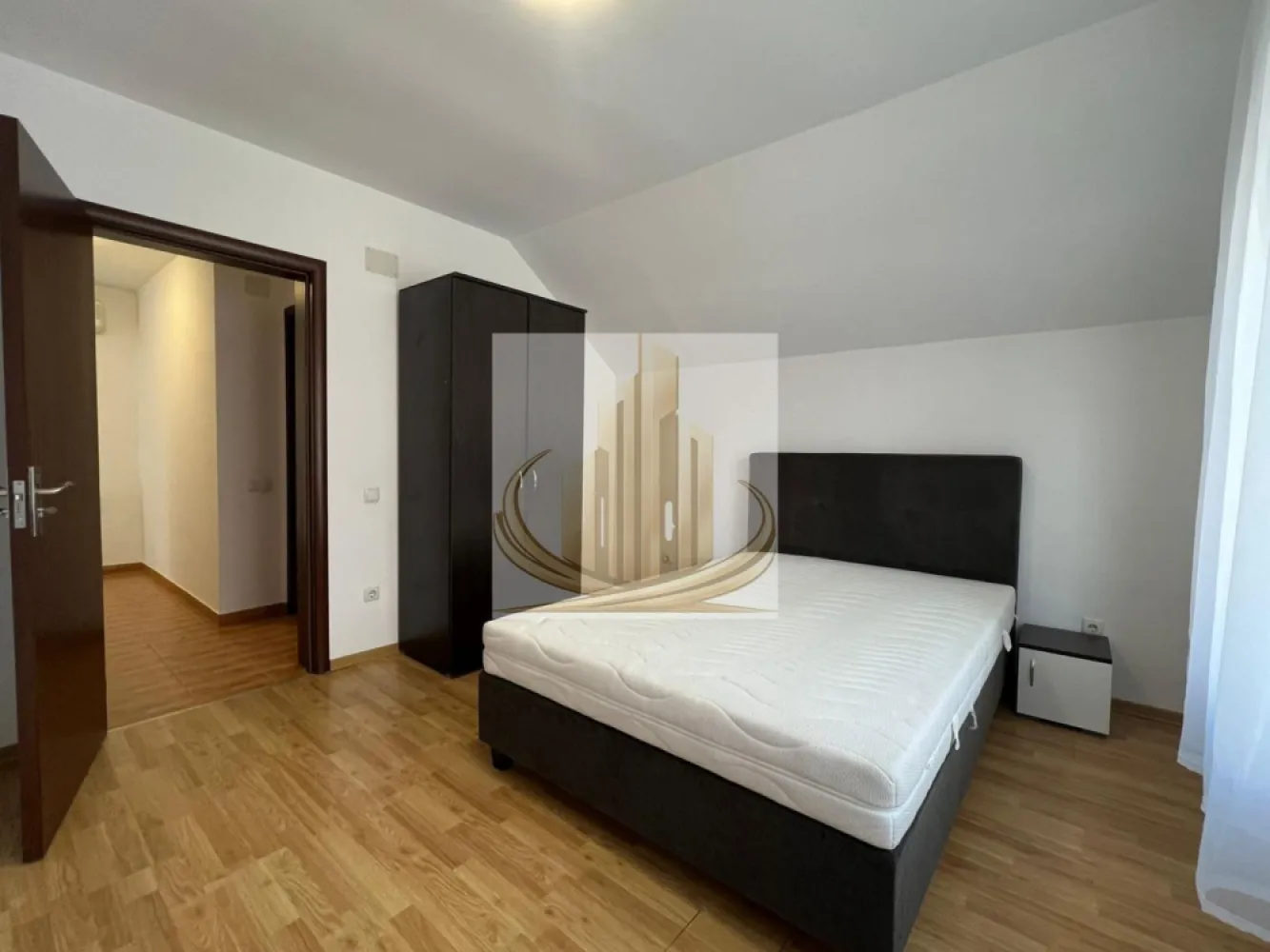 Casă individuală, 115 mp–Dumbrăvița, zonă liniștită, aproape de padure - Grand Mobilis Imobiliare vă propune spre închiriere o casă individuală, construită în anul 2011, situată într-un complex rezidențial de case, într-o zonă liniștită din Dumbrăvița.

Proprietatea are o suprafață utilă de 115 mp și beneficiază de o poziționare excelentă, în apropierea pădurii, oferind un cadru ideal pentru relaxare și plimbări în natură.

În același timp, locația este foarte bine conectată, având în proximitate magazine, mijloace de transport în comun, restaurante, cafenele, farmacii și alte puncte de interes, cu acces facil către Timișoara.

Compartimentare:

Parter:

hol de acces
bucătărie închisă
baie cu duș
cameră tehnică
dormitor (poate fi utilizat și ca birou)
living generos și luminos cu zonă de dining

Etaj:

2 dormitoare spațioase și luminoase
baie cu cadă

Dotări și beneficii:

centrală termică proprie
încălzire prin calorifere
acces auto în curte
2 locuri de parcare proprii

🐾 Pet-friendly – se acceptă animale de companie de talie mică.
Această proprietate este ideală pentru o familie sau pentru persoane care își doresc liniște, spațiu și acces rapid către oraș.

Pentru mai multe detalii și programarea unei vizionări, echipa Grand Mobilis Imobiliare vă stă la dispoziție.
ID Intern: CP3027269
