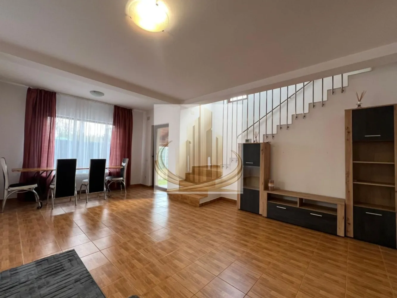 Casă individuală, 115 mp–Dumbrăvița, zonă liniștită, aproape de padure - Grand Mobilis Imobiliare vă propune spre închiriere o casă individuală, construită în anul 2011, situată într-un complex rezidențial de case, într-o zonă liniștită din Dumbrăvița.

Proprietatea are o suprafață utilă de 115 mp și beneficiază de o poziționare excelentă, în apropierea pădurii, oferind un cadru ideal pentru relaxare și plimbări în natură.

În același timp, locația este foarte bine conectată, având în proximitate magazine, mijloace de transport în comun, restaurante, cafenele, farmacii și alte puncte de interes, cu acces facil către Timișoara.

Compartimentare:

Parter:

hol de acces
bucătărie închisă
baie cu duș
cameră tehnică
dormitor (poate fi utilizat și ca birou)
living generos și luminos cu zonă de dining

Etaj:

2 dormitoare spațioase și luminoase
baie cu cadă

Dotări și beneficii:

centrală termică proprie
încălzire prin calorifere
acces auto în curte
2 locuri de parcare proprii

🐾 Pet-friendly – se acceptă animale de companie de talie mică.
Această proprietate este ideală pentru o familie sau pentru persoane care își doresc liniște, spațiu și acces rapid către oraș.

Pentru mai multe detalii și programarea unei vizionări, echipa Grand Mobilis Imobiliare vă stă la dispoziție.
ID Intern: CP3027269