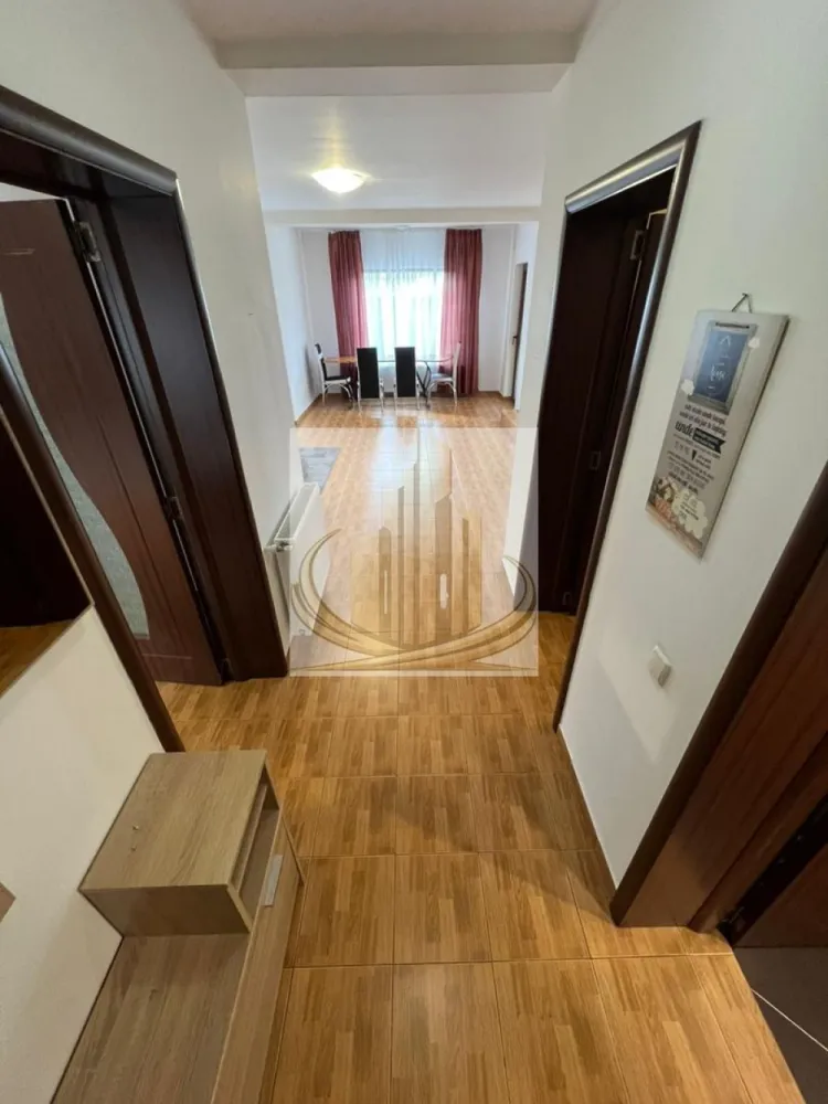 Casă individuală, 115 mp–Dumbrăvița, zonă liniștită, aproape de padure - Grand Mobilis Imobiliare vă propune spre închiriere o casă individuală, construită în anul 2011, situată într-un complex rezidențial de case, într-o zonă liniștită din Dumbrăvița.

Proprietatea are o suprafață utilă de 115 mp și beneficiază de o poziționare excelentă, în apropierea pădurii, oferind un cadru ideal pentru relaxare și plimbări în natură.

În același timp, locația este foarte bine conectată, având în proximitate magazine, mijloace de transport în comun, restaurante, cafenele, farmacii și alte puncte de interes, cu acces facil către Timișoara.

Compartimentare:

Parter:

hol de acces
bucătărie închisă
baie cu duș
cameră tehnică
dormitor (poate fi utilizat și ca birou)
living generos și luminos cu zonă de dining

Etaj:

2 dormitoare spațioase și luminoase
baie cu cadă

Dotări și beneficii:

centrală termică proprie
încălzire prin calorifere
acces auto în curte
2 locuri de parcare proprii

🐾 Pet-friendly – se acceptă animale de companie de talie mică.
Această proprietate este ideală pentru o familie sau pentru persoane care își doresc liniște, spațiu și acces rapid către oraș.

Pentru mai multe detalii și programarea unei vizionări, echipa Grand Mobilis Imobiliare vă stă la dispoziție.
ID Intern: CP3027269