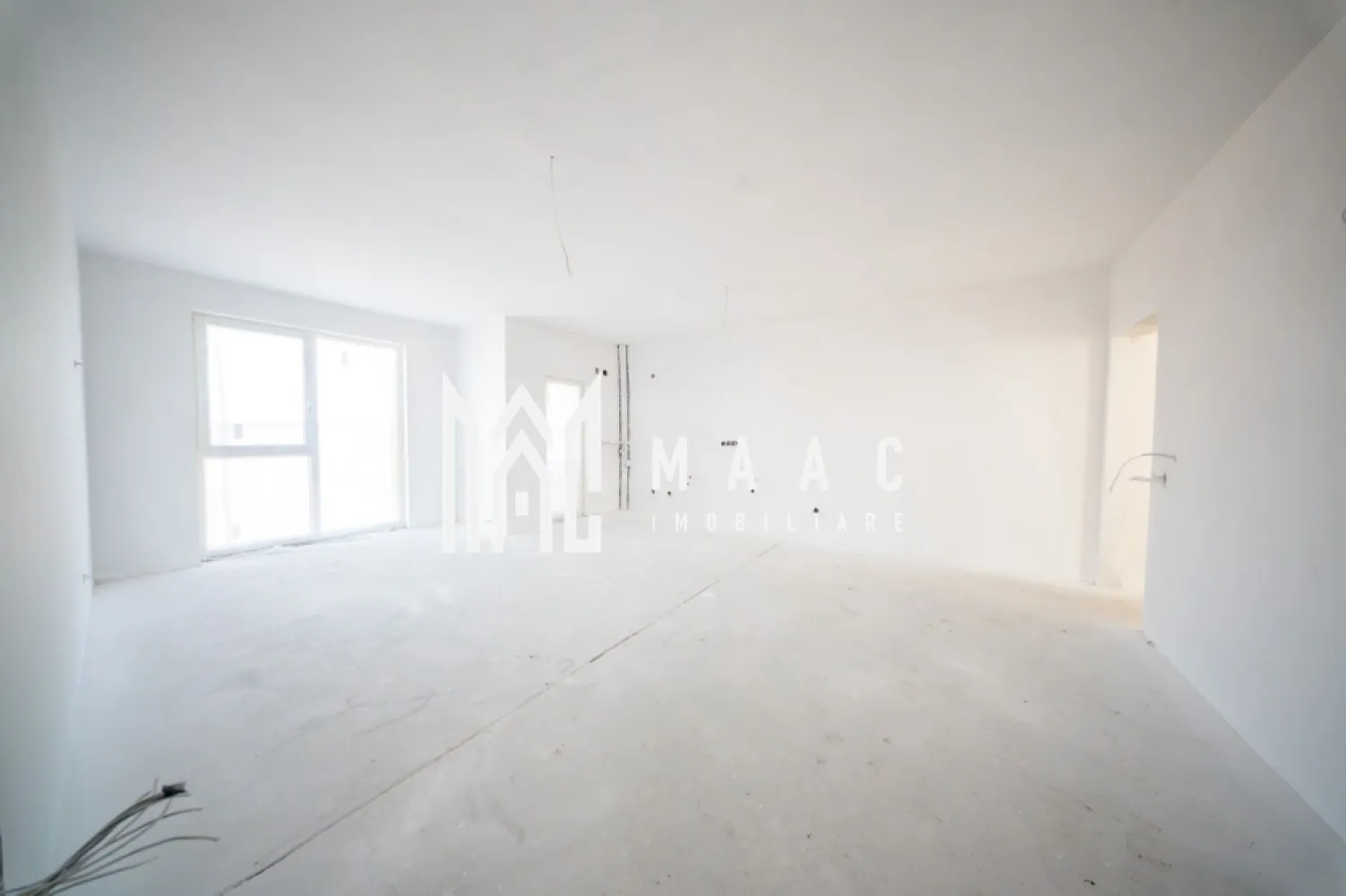 2 camere spațios I 57 mp I Balcon I La cheie I Șelimbăr - MAAC Imobiliare vă propune spre vânzare un apartament modern cu 2 camere decomandate, situat în Sibiu, ideal atât pentru locuit, cât și pentru investiție.

Suprafață utilă: 57 mp
Logie: 4 mp – potrivită pentru relaxare

Compartimentare:
Living luminos, cu spațiu generos
Dormitor confortabil
Bucătărie separată
Baie modernă, complet utilată
Hol spațios, cu posibilități de depozitare
Logie de 4 mp

Apartamentul se predă la cheie, cu finisaje moderne și materiale de calitate, fiind pregătit pentru mutare imediată. Compartimentarea decomandată oferă un plus de confort, intimitate și o organizare eficientă a spațiului.

Locație și avantaje:
Situat într-o zonă rezidențială în plină dezvoltare
Acces rapid către Shopping City Sibiu
Stație de autobuz în apropiere
Acces facil către principalele puncte de interes din oraș

Parcare:
Loc de parcare disponibil la prețul de 5.000 euro (se achiziționează separat)

Predare:
Estimată pentru perioada iunie–iulie

Modalități de plată:
Cash
Credit bancar

Pentru mai multe informații și programarea unei vizionări, vă rugăm să specificați ID: CP3027459.