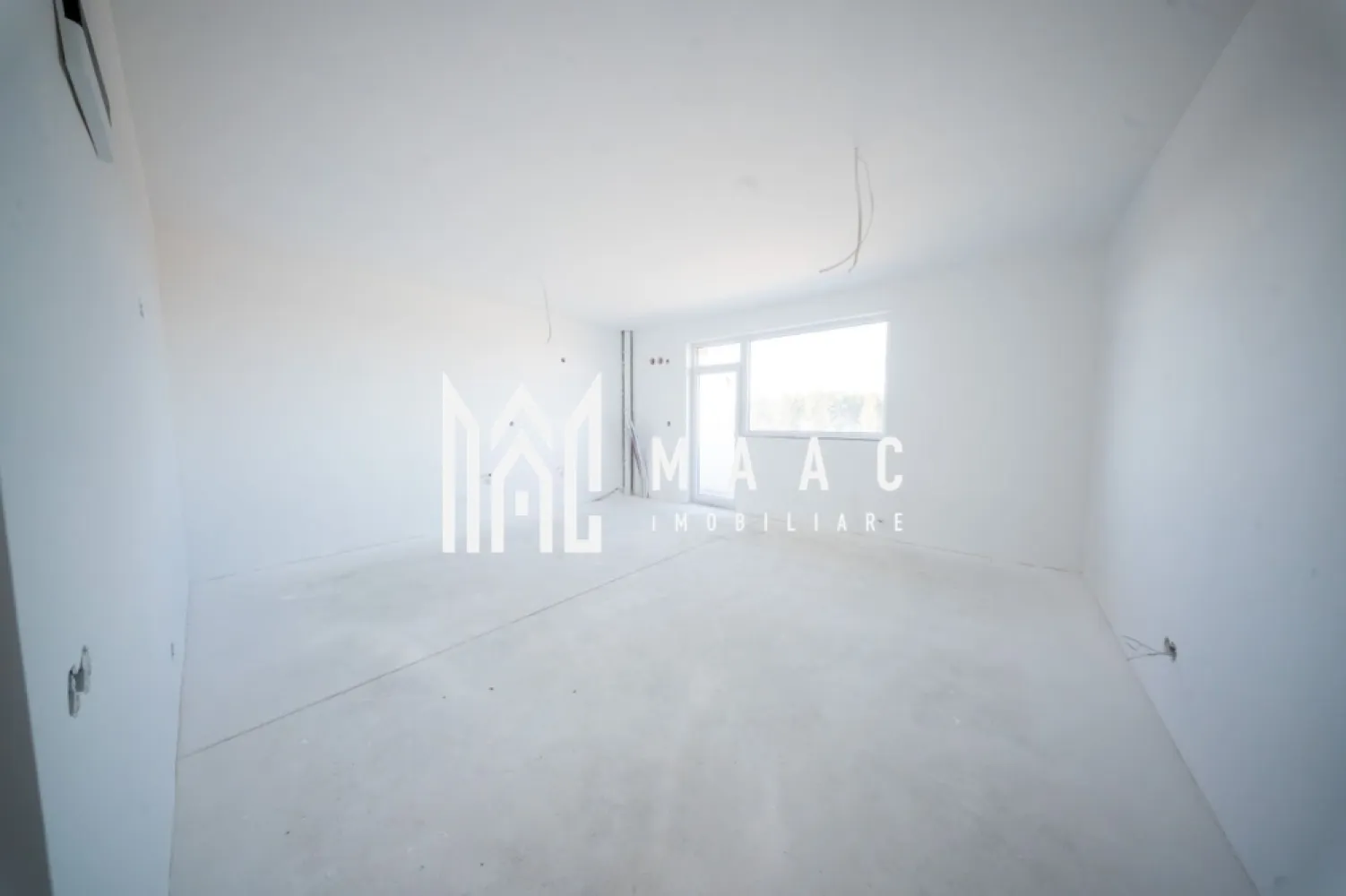 Apartament 3 Camere I 72 mp I Zonă Shopping City I Sibiu - MAAC Imobiliare vă propune spre vânzare un apartament modern cu 3 camere, situat în Sibiu, ideal pentru locuit sau investiție.

Suprafață utilă: 72 mp
Balcon: 8 mp – spațios, perfect pentru relaxare

Descriere:

Compartimentare eficientă în 3 camere
Baie complet mobilată și utilată, finisată cu materiale de calitate
Apartament predat la cheie, pregătit pentru mutare imediată
Design modern, confortabil și funcțional

Locație și avantaje:
Amplasat într-o zonă în plină dezvoltare
Acces rapid către Shopping City Sibiu și alte puncte de interes
Stație de autobuz în apropiere, pentru deplasări facile în oraș

Parcare:
Loc de parcare disponibil la prețul de 5.000 euro (se achiziționează separat)

Predare:
Estimată pentru perioada iunie–iulie

Modalități de plată:
Cash
Credit bancar
Rate direct la dezvoltator: avans 30.000 euro + 550 euro/lună, pe o perioadă de 30 ani

Pentru mai multe informații și programarea unei vizionări, vă rugăm să specificați ID: CP3027471.