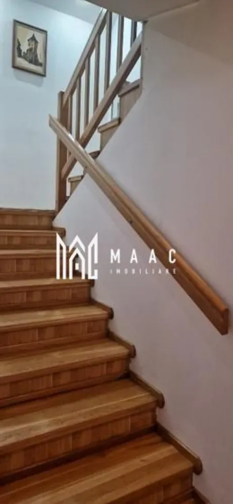 Casa 8 camere | 308mpu | 2 Apartamente | Selimbar - MAAC IMOBILIARE propune atentiei dumneavoastra o casa spatioasa, pentru două familii, două generații sau dublă investiție - casă și birou, într-o zonă premium din Șelimbăr.

Imobilul cuprinde două apartamente complet funcționale, cu acces separat și dotări generoase, într-un imobil construit responsabil.
Casa a fost finalizată în 2009, pe structură durabilă: cărămidă Porotherm 30 cm, termosistem de 10 cm, fațadă Knauf, țiglă din beton, panouri solare pentru încălzirea apei, centrală termică in condensatie Junkers de 42Kw + boiler Junkers cu o capacitate de 300 litrii, încălzire în pardoseală și calorifere, sistem de drenaj și trotuare pavate.
Apartamentul 1 – generos, cu o suprafață utilă de 128.4mpu
• Parter: birou, living cu șemineu, zonă de dining, bucătărie, baie de serviciu (suprafață utilă de 64,10 mp)
• Mansardă: 3 dormitoare, dressing, baie, acces la pod prin scară pliantă, (suprafață utilă de 64.10 mp) cu aer condiționat
• Exterior: 2 locuri de parcare într-un garaj aerisit și acoperit, foișor complet echipat (grătar, cuptor ,plită, toate cu funcționalitate pe lemne), magazine de depozitare unelte gradinărit
Apartamentul 2 – cu o suprafață utilă de 72.5mpu
• Parter: living cu șemineu, dining, bucătărie, baie de serviciu (suprafață utilă de 36,40 mp)
• Mansardă: 2 dormitoare, baie, acces la pod, aer condiționat (suprafață utilă de 36,10 mp)
• Exterior: 1 loc de parcare într-un garaj aerisit și acoperit, foișor cu grătar și loc de relaxare

Demisolul - 108 mpu - comunică prin două holuri comune.

Aflat pe o stradă liniștită, asfaltată și iluminată public, imobilul este situat la doar 400 m de Shopping City Sibiu, DN1, Lidl și Kaufland Șelimbăr și la 4 km de centrul istoric al Sibiului, cu acces rapid și spre autostradă.

Pentru mai multe detalii precizati telefonic ca ati vazut anuntul cu ID CP2803211