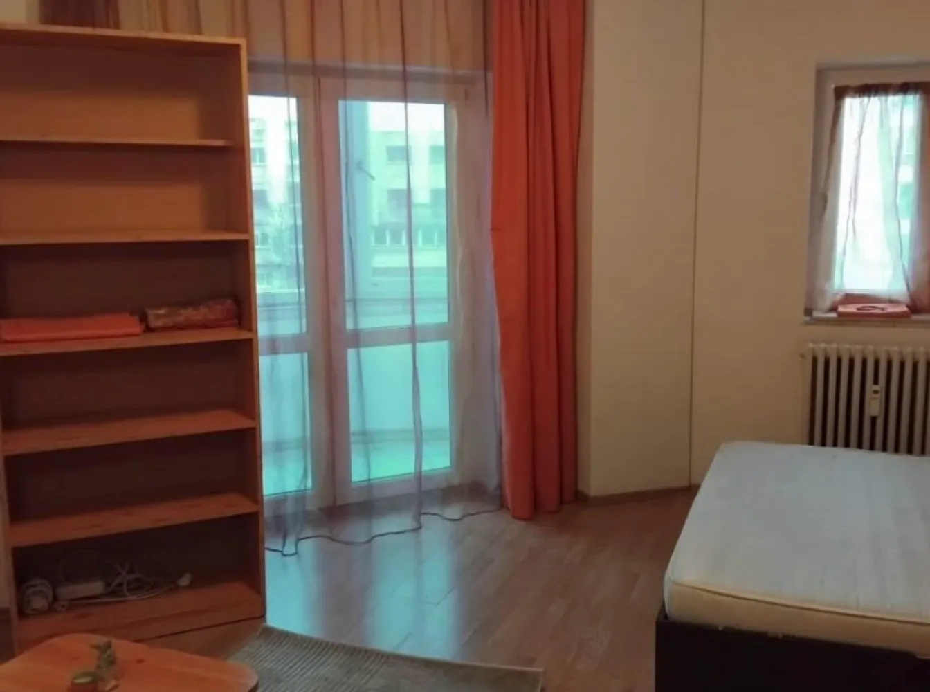 Particular inchiriez garsoniera  in Decebal nr 1 - Garsoniera spatioasa, luminoasa, disponibila, iarna f calduroasa, complet mobilata si utilata, pat dublu cu saltea si canapea extensibila igienizate martie 26, aer conditionat completat freon martie 26, baie si bucatarie zugravite apr 26. Bucatarie separata, debara, balcon inchis cu termopan. Particular, contract Anaf, videophone.