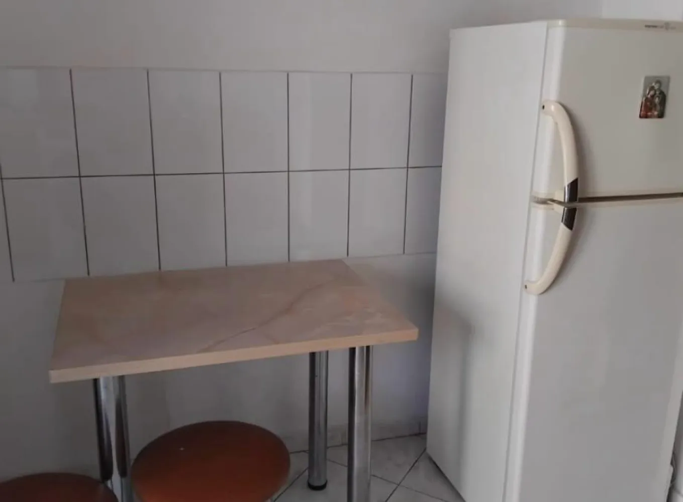 Particular inchiriez garsoniera  in Decebal nr 1 - Garsoniera spatioasa, luminoasa, disponibila, iarna f calduroasa, complet mobilata si utilata, pat dublu cu saltea si canapea extensibila igienizate martie 26, aer conditionat completat freon martie 26, baie si bucatarie zugravite apr 26. Bucatarie separata, debara, balcon inchis cu termopan. Particular, contract Anaf, videophone.