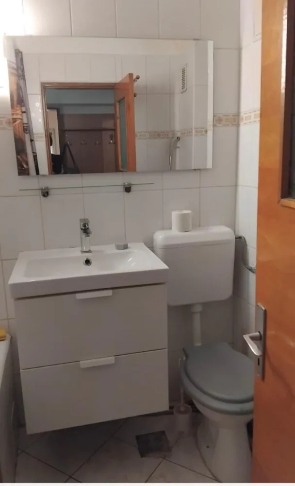 Particular inchiriez garsoniera  in Decebal nr 1 - Garsoniera spatioasa, luminoasa, disponibila, iarna f calduroasa, complet mobilata si utilata, pat dublu cu saltea si canapea extensibila igienizate martie 26, aer conditionat completat freon martie 26, baie si bucatarie zugravite apr 26. Bucatarie separata, debara, balcon inchis cu termopan. Particular, contract Anaf, videophone.