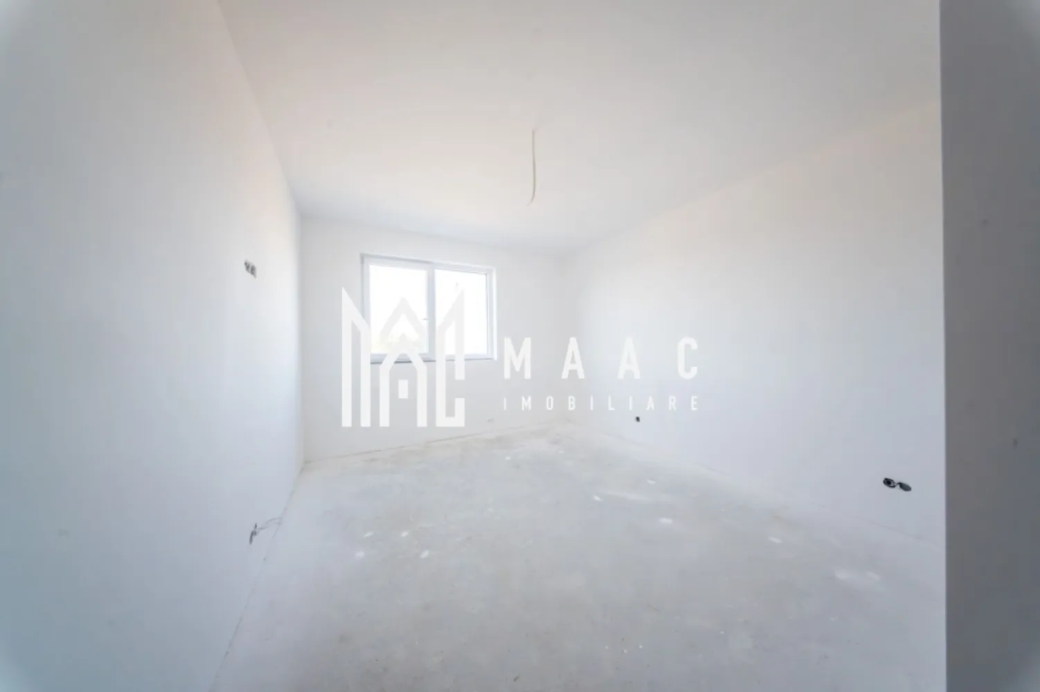 Apartament 72 mp | 3 camere |Zona Shopping City | Sibiu - MAAC Imobiliare vă prezintă spre vânzare un apartament modern cu 3 camere, situat în Sibiu, în zona Shopping City, ideal atât pentru locuit, cât și pentru investiție.

Suprafață utilă: 72 mp
Balcon: 8 mp – spațios, ideal pentru relaxare

Compartimentare:
Living generos și luminos
2 dormitoare confortabile
Bucătărie funcțională
Baie modernă
Hol spațios, cu posibilități de depozitare

Apartamentul se predă la cheie, cu finisaje moderne și materiale de calitate, fiind pregătit pentru mutare imediată. Designul este unul modern, oferind confort și funcționalitate.

Locație și avantaje:
Situat într-o zonă în plină dezvoltare
Acces rapid către Shopping City Sibiu
Aproape de mijloace de transport în comun
Acces facil către principalele puncte de interes ale orașului

Parcare:
Loc de parcare disponibil contra cost (se achiziționează separat)

Predare:
Estimativ în perioada iunie–iulie

Modalități de plată:
Cash / Credit bancar
Pentru detalii și vizionare vă rugăm să specificați CP3028687