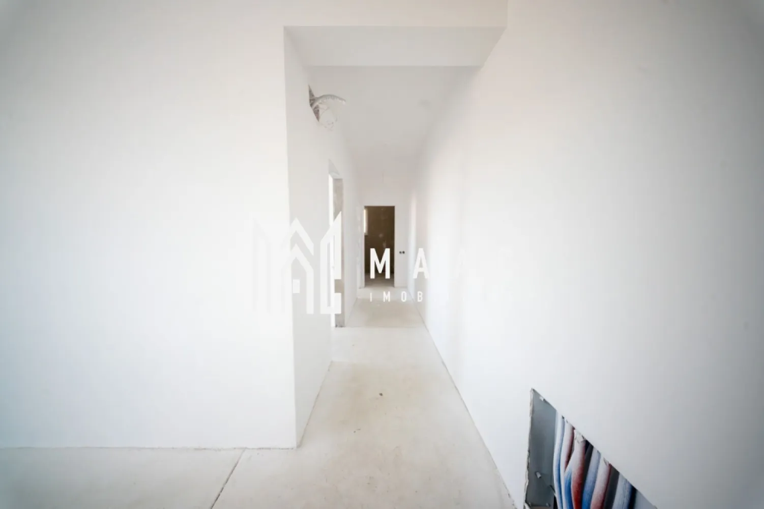Apartament 72 mp | 3 camere |Zona Shopping City | Sibiu - MAAC Imobiliare vă prezintă spre vânzare un apartament modern cu 3 camere, situat în Sibiu, în zona Shopping City, ideal atât pentru locuit, cât și pentru investiție.

Suprafață utilă: 72 mp
Balcon: 8 mp – spațios, ideal pentru relaxare

Compartimentare:
Living generos și luminos
2 dormitoare confortabile
Bucătărie funcțională
Baie modernă
Hol spațios, cu posibilități de depozitare

Apartamentul se predă la cheie, cu finisaje moderne și materiale de calitate, fiind pregătit pentru mutare imediată. Designul este unul modern, oferind confort și funcționalitate.

Locație și avantaje:
Situat într-o zonă în plină dezvoltare
Acces rapid către Shopping City Sibiu
Aproape de mijloace de transport în comun
Acces facil către principalele puncte de interes ale orașului

Parcare:
Loc de parcare disponibil contra cost (se achiziționează separat)

Predare:
Estimativ în perioada iunie–iulie

Modalități de plată:
Cash / Credit bancar
Pentru detalii și vizionare vă rugăm să specificați CP3028687