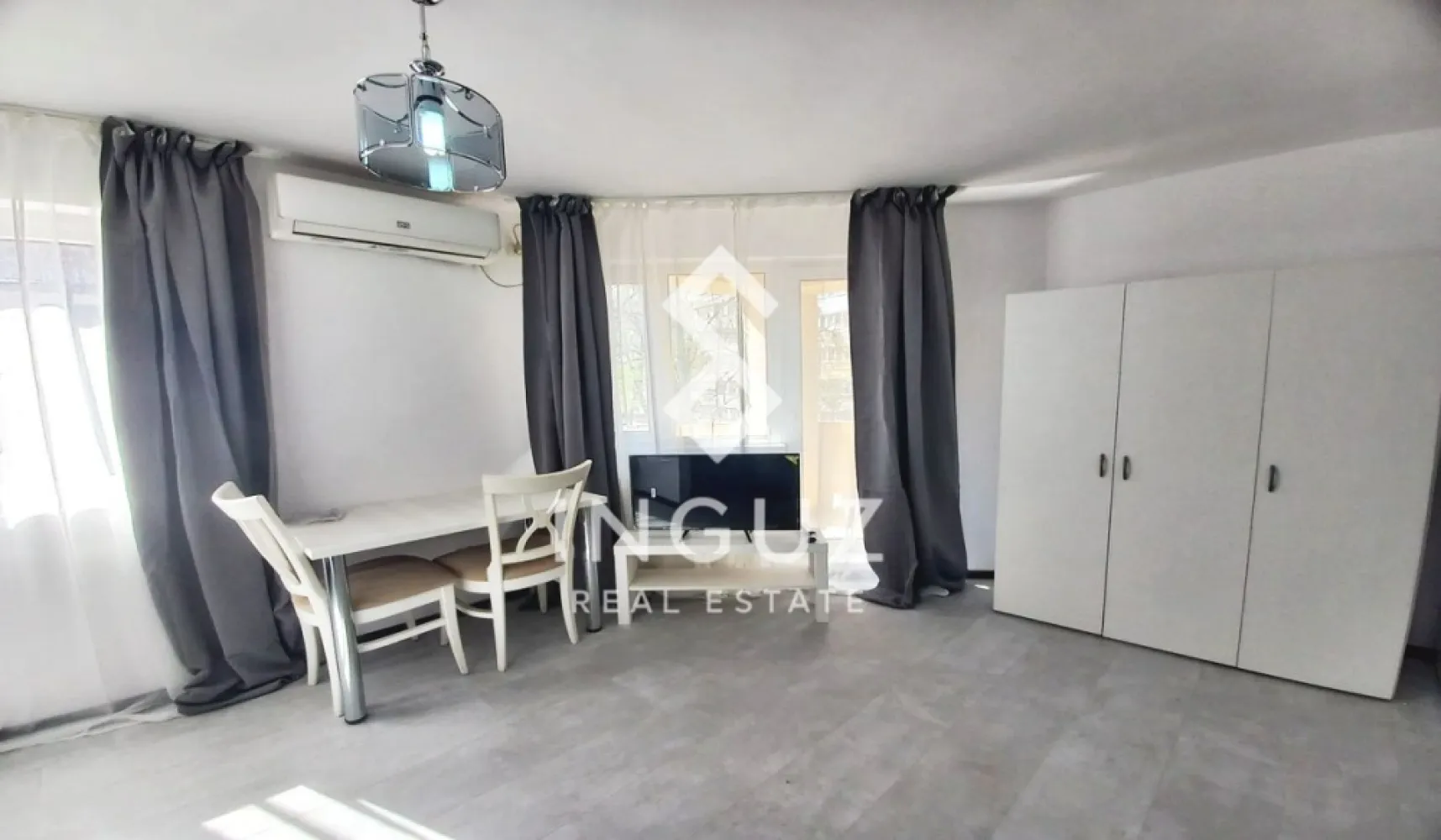 Garsonieră de închiriat | Dristor – Metrou | Vilă | Modern - Garsonieră de închiriat | Dristor – Metrou | Vilă | Modern

Preț: 350 € / lună
Comision: 50%

Detalii:

Garsonieră (semidecomandată)
22 mp
Etaj 1
Imobil: Vilă (P+2+M), construit după 2000
Încălzire centrală (centrală vilă)
Complet mobilată și utilată, totul nou

Descriere:
Garsonieră modernă și cochetă, situată într-o vilă liniștită, foarte aproape de Dristor Metro Station. Locuința este complet utilată, oferind tot confortul necesar pentru mutare imediată.

Configurare flexibilă – se poate monta pat în locul canapelei.

Pet friendly.

Costuri:

Întreținere redusă (se plătesc doar utilitățile)

Zonă & acces:
Zonă liniștită, cu acces rapid la metrou, magazine și facilități zilnice.

Disponibil: Imediat

Contact:
Inguz Real Estate