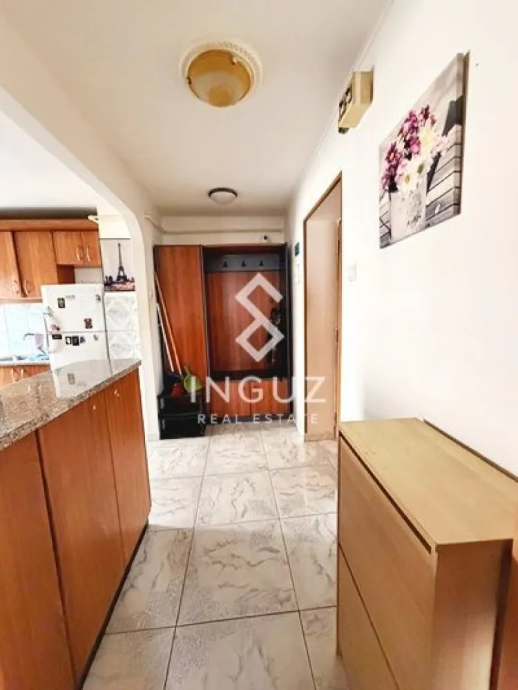 Apartament de închiriat | 2 camere | Decomandat | Zona Piața Muncii - Apartament de închiriat | 2 camere | Decomandat | Zona Piața Muncii

Preț: 450 € / lună
Comision: 50%

Detalii:

2 camere decomandate
62 mp
Etaj 6
Bloc construit între 1990–2000
Mobilat

Descriere:
Apartament spațios și luminos, compartimentat eficient, ideal pentru locuire confortabilă într-o zonă centrală și bine conectată.

Transport & Acces:

La aproximativ 15 minute de mers pe jos până la Piața Muncii Metro Station
Acces rapid la multiple linii de autobuz și tramvai
Conexiune directă către centru (Unirii), Dristor, Titan și alte zone importante
Acces facil către artere principale precum Bulevardul Basarabia și Calea Călărași

În apropiere:

Supermarketuri și magazine (Mega Image, Lidl, Kaufland)
Restaurante, cafenele și fast-food
Farmacii, bănci și servicii
Săli de fitness și centre comerciale
Școli și grădinițe
Spații verzi precum Parcul Național și Arena Națională

Disponibil: Imediat

Contact:
Inguz Real Estate
+40 774 017 567