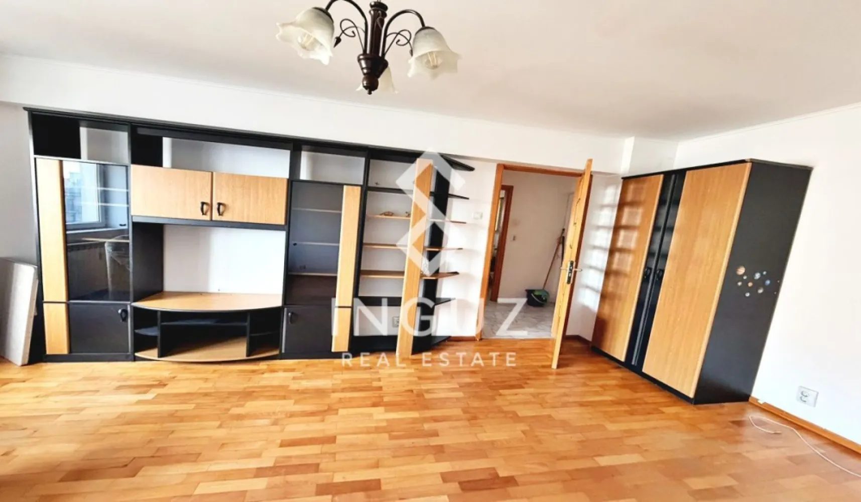 Apartament de închiriat | 2 camere | Decomandat | Zona Piața Muncii - Apartament de închiriat | 2 camere | Decomandat | Zona Piața Muncii

Preț: 450 € / lună
Comision: 50%

Detalii:

2 camere decomandate
62 mp
Etaj 6
Bloc construit între 1990–2000
Mobilat

Descriere:
Apartament spațios și luminos, compartimentat eficient, ideal pentru locuire confortabilă într-o zonă centrală și bine conectată.

Transport & Acces:

La aproximativ 15 minute de mers pe jos până la Piața Muncii Metro Station
Acces rapid la multiple linii de autobuz și tramvai
Conexiune directă către centru (Unirii), Dristor, Titan și alte zone importante
Acces facil către artere principale precum Bulevardul Basarabia și Calea Călărași

În apropiere:

Supermarketuri și magazine (Mega Image, Lidl, Kaufland)
Restaurante, cafenele și fast-food
Farmacii, bănci și servicii
Săli de fitness și centre comerciale
Școli și grădinițe
Spații verzi precum Parcul Național și Arena Națională

Disponibil: Imediat

Contact:
Inguz Real Estate
+40 774 017 567
