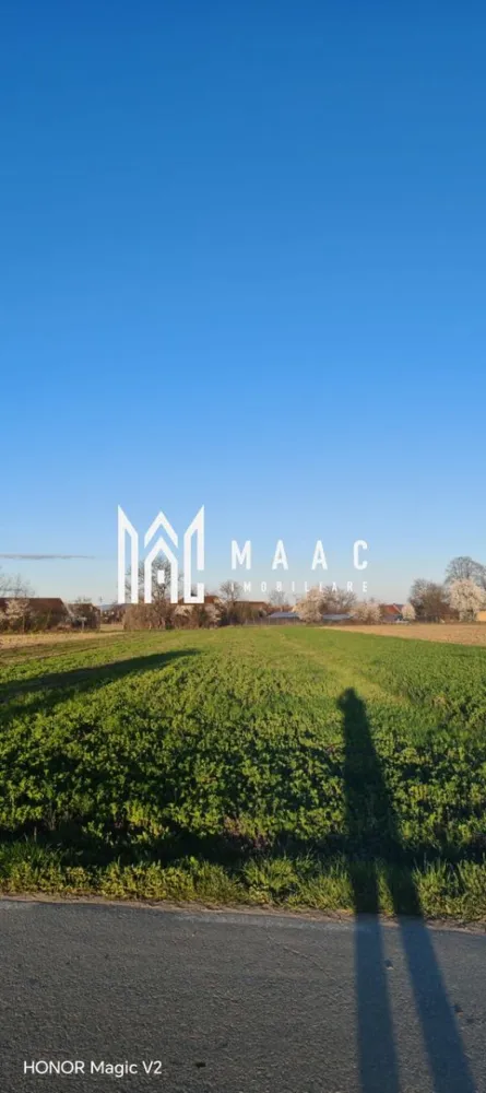 Teren | Intravilan | 1800 MPU | Porumbacu de Jos - MAAC Imobiliare vă propune spre vânzare un teren intravilan situat în Porumbacu de Jos, cu acces direct la DN și priveliște către Munții Făgăraș

Vă oferim spre vânzare un teren intravilan construibil, cu o suprafață de 1.800 mp, amplasat într-o zonă liniștită din Porumbacu de Jos, ideal atât pentru locuință, cât și pentru investiție.

Caracteristici principale:

Suprafață: 1.800 mp
Regim: intravilan – construibil
Deschidere și acces direct la DN
Utilități în apropiere
Teren ușor accesibil

Punct forte:
Proprietatea beneficiază de o priveliște frumoasă către Munții Făgăraș, oferind un cadru natural plăcut și relaxant, departe de agitația urbană.

Avantaje locație:

Zonă liniștită, cu potențial de dezvoltare
Acces rapid către principalele artere rutiere
Apropiere de puncte de interes turistic din zonă

Potrivit pentru:

Construcție casă de vacanță sau locuință permanentă
Investiție imobiliară
Dezvoltare proiect rezidențial

Pentru mai multe detalii sau pentru a programa o vizionare, vă rugăm să ne contactați specificând ID : CP3022388