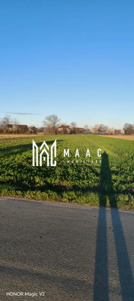Teren | Intravilan | 1800 MPU | Porumbacu de Jos - MAAC Imobiliare vă propune spre vânzare un teren intravilan situat în Porumbacu de Jos, cu acces direct la DN și priveliște către Munții Făgăraș

Vă oferim spre vânzare un teren intravilan construibil, cu o suprafață de 1.800 mp, amplasat într-o zonă liniștită din Porumbacu de Jos, ideal atât pentru locuință, cât și pentru investiție.

Caracteristici principale:

Suprafață: 1.800 mp
Regim: intravilan – construibil
Deschidere și acces direct la DN
Utilități în apropiere
Teren ușor accesibil

Punct forte:
Proprietatea beneficiază de o priveliște frumoasă către Munții Făgăraș, oferind un cadru natural plăcut și relaxant, departe de agitația urbană.

Avantaje locație:

Zonă liniștită, cu potențial de dezvoltare
Acces rapid către principalele artere rutiere
Apropiere de puncte de interes turistic din zonă

Potrivit pentru:

Construcție casă de vacanță sau locuință permanentă
Investiție imobiliară
Dezvoltare proiect rezidențial

Pentru mai multe detalii sau pentru a programa o vizionare, vă rugăm să ne contactați specificând ID : CP3022388