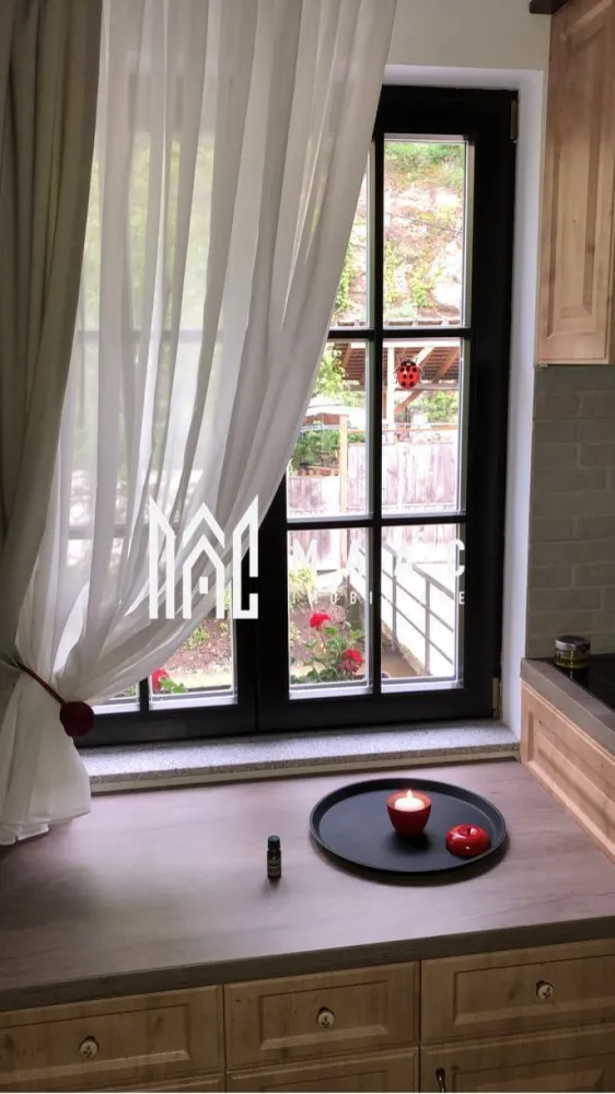 Casa 5 Camere | 198MPU | Cisnadioara - MAAC Imobiliare vă propune spre vânzare o casă modernă și complet echipată, situată într-o zonă liniștită din Cisnădioara, ideală atât pentru locuință familială, cât și pentru investiție.

Proprietatea are o suprafață totală de 200 mp, este complet mobilată și utilată, și se distinge prin compartimentarea practică, dotările moderne și posibilitatea de a fi utilizată ca două apartamente independente.

Compartimentare:

Apartament 1:
2 dormitoare
2 băi moderne
Living cu bucătărie open-space
Bucătărie complet echipată (frigider, plită, mașină de spălat vase)
Hol spațios

Apartament 2:
1 dormitor generos
2 băi moderne
Living confortabil
Bucătărie complet echipată (frigider, congelator, plită, mașină de spălat vase)
Hol de acces

Dotări și avantaje:
Panouri solare de 5.2 kW – eficiență energetică sporită
Încălzire pe gaz metan cu instalații noi
Boiler pentru apă caldă
Aer condiționat
Laundry room (spălătorie dedicată cu mașină de spălat și uscător separat)
Garaj carport și atelier
Tâmplărie din lemn solid și finisaje moderne

Pentru mai multe detalii sau pentru a programa o vizionare, vă rugăm să ne contactați.
Specificați ID-ul CP2767910.