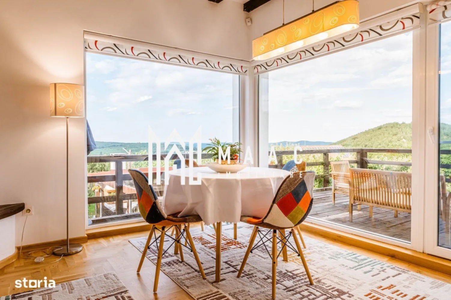 Casa 4 camere | 203 MPU | 1300 MP Teren | Tocile - MAAC Imobiliare vă propune spre vânzare o proprietate deosebită, situată la doar 15 km de Sibiu, ideală pentru cei care își doresc confort, siguranță structurală și o locație retrasă, cu vedere panoramică către Munții Făgăraș.
Această casă unică, construită în anul 2015, impresionează atât prin calitatea construcției și dotările moderne, cât și prin amplasarea privilegiată, pe o stradă liniștită, ferită de agitația urbană.

Informații tehnice:
Suprafață desfășurată: 203 mp

Structură mixtă:
Parter construit din beton armat monolit – rezistență seismică ridicată
Etaj din structură modulară integrală din lemn – eficiență energetică sporită
Termoizolație: termosistem de 20 cm
Teren: 1300 mp (cu posibilitate de extindere cu încă 550 mp)
Rezistență seismică: proiectată pentru cutremure > 7,5 grade Richter

Compartimentare și facilități:
Zona de zi:
Living cu zonă de cooking & dining adiacentă – spațiu generos, ideal pentru relaxare și socializare, cu priveliște spectaculoasă asupra Munților Făgăraș
Demisol complet utilat cu:
Bucătărie de vară
Spălătorie
Cameră tehnică
Crama

Zona de noapte:
3 dormitoare (inclusiv un dormitor matrimonial cu dressing propriu)
2 băi moderne
Hol spațios

Dotări exterioare:
Filigorie amenajată complet – cuptor de pizza, grătar, încălzitor, grup sanitar și spațiu de depozitare
Curte generoasă, ideală pentru relaxare, grădinărit sau amenajări suplimentare

Utilități și sisteme autonome:
Proprietatea beneficiază de toate utilitățile necesare unui trai modern, completate de sisteme autonome și independente, ce asigură confort, eficiență și independență energetică.

Localizare:
Situată într-o zonă liniștită, la aproximativ 15 km de centrul Sibiului, proprietatea oferă acces rapid la facilitățile urbane, păstrând în același timp intimitatea și liniștea unei zone rezidențiale retrase.

Detalii suplimentare:
Posibilitate extindere teren cu 550 mp – negociabil separat
Proprietatea se vinde exact cum este prezentată, cu toate dotările existente
Ideală pentru locuință permanentă, reședință de vacanță sau business turistic

Pentru mai multe informații sau pentru a programa o vizionare, vă rugăm să ne contactați telefonic.
Menționați ID-ul CP2614592 pentru a primi detalii suplimentare despre această proprietate unică din portofoliul nostru.