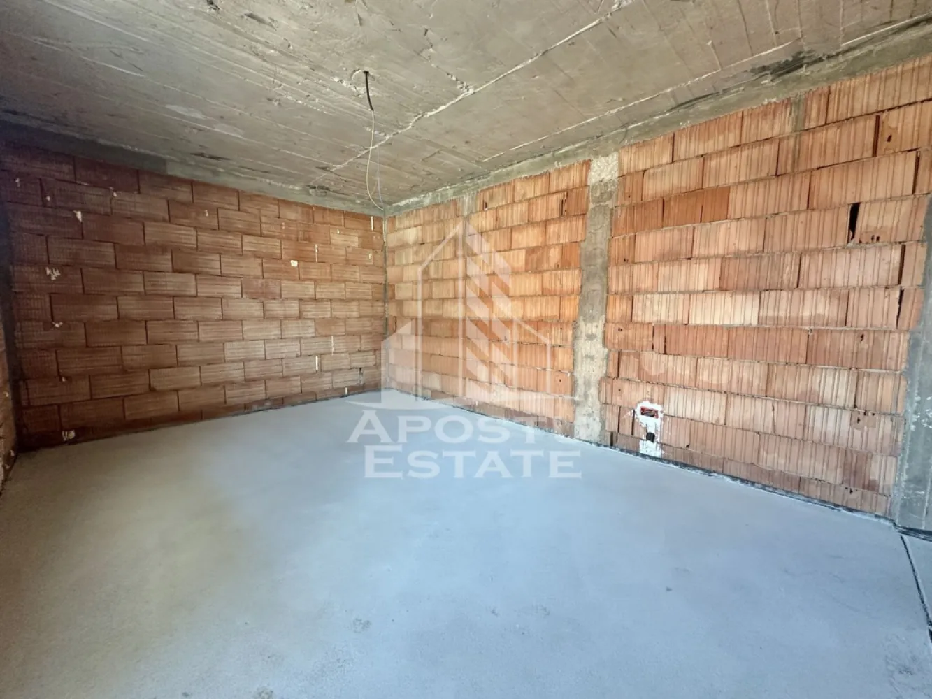 Apartament cu 2 camere si dressing decomandat in Giroc langa Hotel IQ. - APOSTU ESTATE va propune spre vanzare un apartament cu 2 camere situat in Giroc.
Drumul de acces spre imobil este asfaltat. In apropiere sunt magazine si supermarket-uri precum: Profi, magazin alimentar, Mega Image, Lidl, parc, scoala si gradinita la o distanta de 2 - 3 minute, acces facil la mijlloace de transport in comun.

Imobilul se vinde la cheie, complet finisat si pregatit pentru noii proprietari, atat in interior cat si in exterior.
Termenul de predare este luna Aprilie 2026.

Suprafata este de 59 mp utili + terasa de 6 mp.

Compartimentare:
- hol acces.
- living.
- dormitor.
- bucatarie inchisa.
- baie cu geam.
- dressing.
- terasa.

Toate finisajele sunt realizate mecanizat cu produse de calitate superioara atent creionate.
Detalii tehnice:
- regim de inaltime: Parter + 3 Etaje.
- constructie realizata in anul 2025 din caramida Porotherm de 30 cm.
- exterior izolat cu polistiren de 10 cm eps 80.
- pereti despartitori complet din caramida (fara rigips) tencuiti mecanizat finisati cu glet si vopsea lavabila alba.
- geamuri termopan cu 3 sticle pentru izolare fonica si termica superioara, foarte mari si luminoase.
- centrala proprie pe gaz, sistem eficient de incalzire in pardoseala.
- aparataje modulare Gewis.
- usa acces securizata, usi interioare Porta Doors.
- 1 loc de parcare inscris in cf.

Utilitati complete: curent, apa de la retea, canalizare, gaz, internet prin fibra optica, cablu Tv.

Pentru mai multe detalii nu ezitati sa ne contactati!
Acceptam orice fel de credit bancar. Oferim consultanta si solutii financiare prin colaboratorii nostri pentru a obtine cel mai avantajos credit Ipotecar sau Noua Casa.

Va asteptam cu drag la o vizionare chiar astazi!
CP2663726