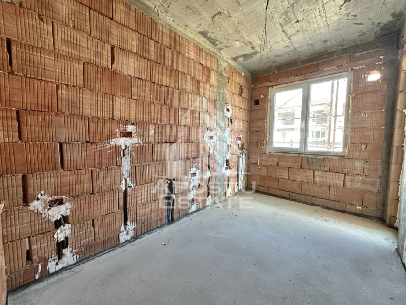 Apartament cu 2 camere si dressing decomandat in Giroc langa Hotel IQ. - APOSTU ESTATE va propune spre vanzare un apartament cu 2 camere situat in Giroc.
Drumul de acces spre imobil este asfaltat. In apropiere sunt magazine si supermarket-uri precum: Profi, magazin alimentar, Mega Image, Lidl, parc, scoala si gradinita la o distanta de 2 - 3 minute, acces facil la mijlloace de transport in comun.

Imobilul se vinde la cheie, complet finisat si pregatit pentru noii proprietari, atat in interior cat si in exterior.
Termenul de predare este luna Aprilie 2026.

Suprafata este de 59 mp utili + terasa de 6 mp.

Compartimentare:
- hol acces.
- living.
- dormitor.
- bucatarie inchisa.
- baie cu geam.
- dressing.
- terasa.

Toate finisajele sunt realizate mecanizat cu produse de calitate superioara atent creionate.
Detalii tehnice:
- regim de inaltime: Parter + 3 Etaje.
- constructie realizata in anul 2025 din caramida Porotherm de 30 cm.
- exterior izolat cu polistiren de 10 cm eps 80.
- pereti despartitori complet din caramida (fara rigips) tencuiti mecanizat finisati cu glet si vopsea lavabila alba.
- geamuri termopan cu 3 sticle pentru izolare fonica si termica superioara, foarte mari si luminoase.
- centrala proprie pe gaz, sistem eficient de incalzire in pardoseala.
- aparataje modulare Gewis.
- usa acces securizata, usi interioare Porta Doors.
- 1 loc de parcare inscris in cf.

Utilitati complete: curent, apa de la retea, canalizare, gaz, internet prin fibra optica, cablu Tv.

Pentru mai multe detalii nu ezitati sa ne contactati!
Acceptam orice fel de credit bancar. Oferim consultanta si solutii financiare prin colaboratorii nostri pentru a obtine cel mai avantajos credit Ipotecar sau Noua Casa.

Va asteptam cu drag la o vizionare chiar astazi!
CP2663726