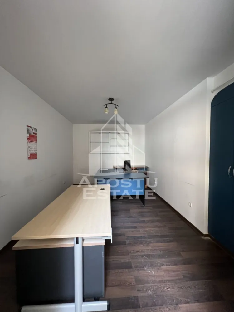Apartament pretabil birouri, 30 mp, Piata Unirii - APOSTU ESTATE va ofera spre vanzare apartament pentru birouri sau pentru locuit, de 30 mp, in zona Piata Unirii.

Apartamentul are suprafata totala de 30 mp si este compus din doua camere si un grup sanitar extern. Este amplasat la parterul unei cladiri istorice in curs de renovare. 
Acesul se face direct din curtea interioara a cladirii, separat pentru fiecare incapere.
Apartamentul mai dispune de o boxa de 6 mp la subsol.

Va asteptam cu drag pentru o vizionare.
CP2663679
