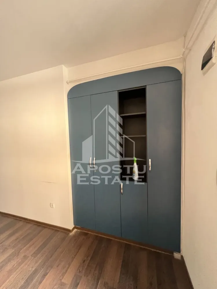 Apartament pretabil birouri, 30 mp, Piata Unirii - APOSTU ESTATE va ofera spre vanzare apartament pentru birouri sau pentru locuit, de 30 mp, in zona Piata Unirii.

Apartamentul are suprafata totala de 30 mp si este compus din doua camere si un grup sanitar extern. Este amplasat la parterul unei cladiri istorice in curs de renovare. 
Acesul se face direct din curtea interioara a cladirii, separat pentru fiecare incapere.
Apartamentul mai dispune de o boxa de 6 mp la subsol.

Va asteptam cu drag pentru o vizionare.
CP2663679