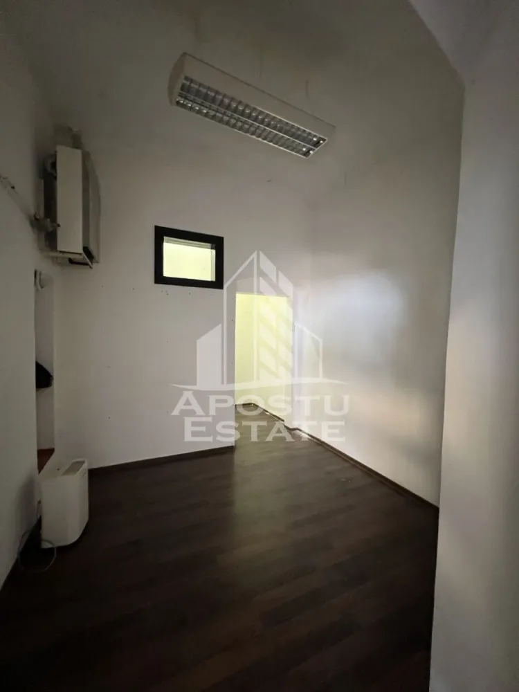 Apartament pretabil birouri, 30 mp, Piata Unirii - APOSTU ESTATE va ofera spre vanzare apartament pentru birouri sau pentru locuit, de 30 mp, in zona Piata Unirii.

Apartamentul are suprafata totala de 30 mp si este compus din doua camere si un grup sanitar extern. Este amplasat la parterul unei cladiri istorice in curs de renovare. 
Acesul se face direct din curtea interioara a cladirii, separat pentru fiecare incapere.
Apartamentul mai dispune de o boxa de 6 mp la subsol.

Va asteptam cu drag pentru o vizionare.
CP2663679
