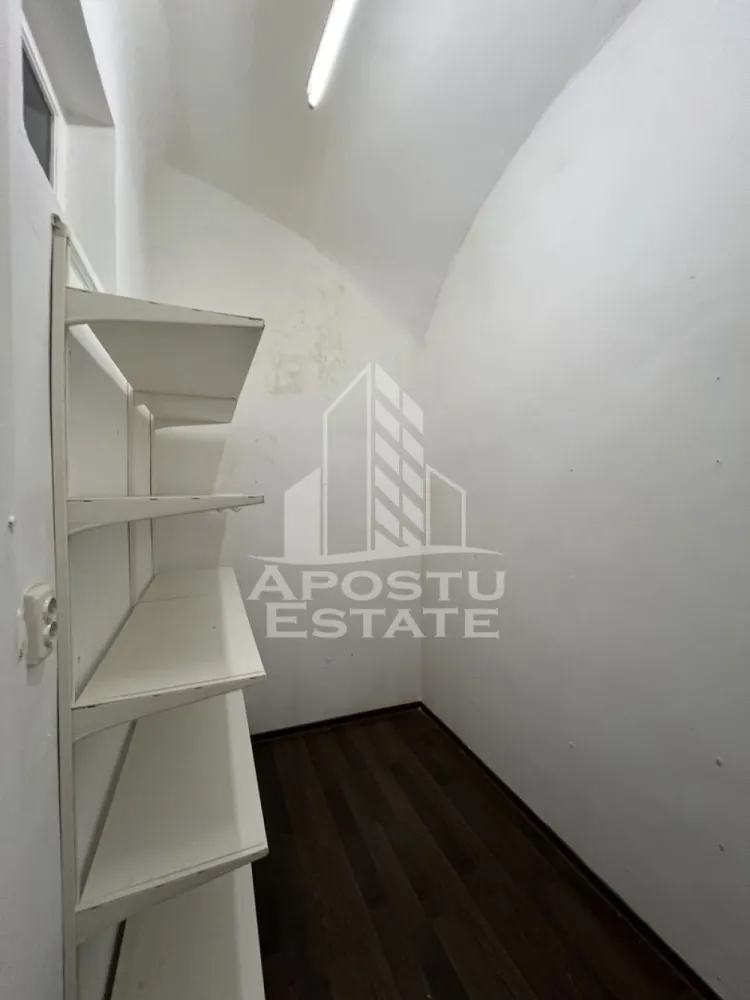 Apartament pretabil birouri, 30 mp, Piata Unirii - APOSTU ESTATE va ofera spre vanzare apartament pentru birouri sau pentru locuit, de 30 mp, in zona Piata Unirii.

Apartamentul are suprafata totala de 30 mp si este compus din doua camere si un grup sanitar extern. Este amplasat la parterul unei cladiri istorice in curs de renovare. 
Acesul se face direct din curtea interioara a cladirii, separat pentru fiecare incapere.
Apartamentul mai dispune de o boxa de 6 mp la subsol.

Va asteptam cu drag pentru o vizionare.
CP2663679