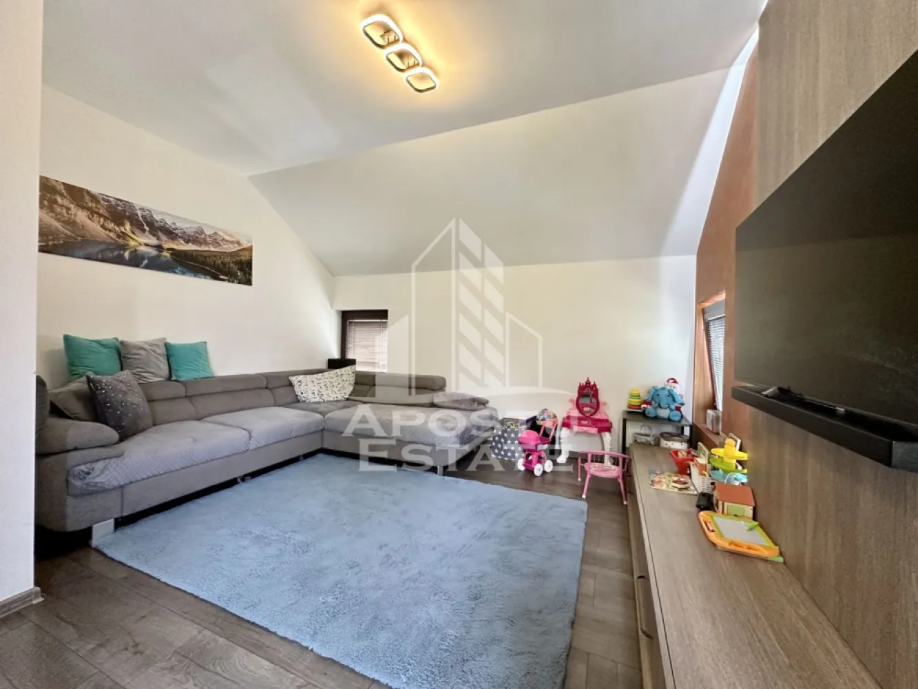 Apartament de vanzare cu 3 camere in apropiere de Lidl, Dumbravita - Apostu Estate va propune spre vanzare un apartament modern cu 3 camere, mobilat si utilat, situat in Dumbravita, in apropiere de Lidl, intr-o zona linistita si bine conectata la oras.

Locuinta este situata la etajul 2 al unui imobil construit in anul 2008, pe o strada asfaltata. Apartamentul dispune de o suprafata utila generoasa de 85 mp.

Compartimentare practica:
Hol de acces cu dressing generos
Living luminos si primitor
Bucatarie inchisa, complet mobilata si utilata
Doua dormitoare confortabile
Baie cu cada;

Dotari moderne:
Doua aparate de aer conditionat
Intrerupatoare cu touchscreen
Finisaje moderne, atent alese pentru a crea o atmosfera eleganta si confortabila
Un loc de parcare inclus in pret

Apartamentul este ideal atat pentru locuinta proprie, cat si pentru investitie, fiind amplasat intr-o zona in plina dezvoltare, cu acces facil catre oras, centre comerciale, scoli, gradinite si mijloace de transport in comun.

Se vinde mobilat si utilat, asa cum se prezinta in fotografii.

Agentia imobiliara Apostu Estate va ofera consultanta si solutii financiare prin colaboratorii nostri.

Va invitam cu drag la o vizionare!
CP2663652