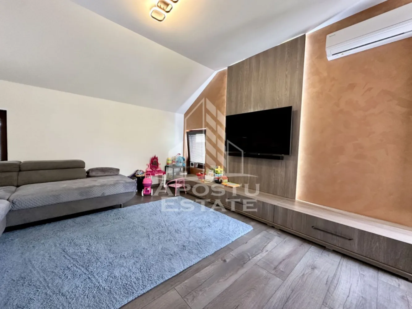 Apartament de vanzare cu 3 camere in apropiere de Lidl, Dumbravita - Apostu Estate va propune spre vanzare un apartament modern cu 3 camere, mobilat si utilat, situat in Dumbravita, in apropiere de Lidl, intr-o zona linistita si bine conectata la oras.

Locuinta este situata la etajul 2 al unui imobil construit in anul 2008, pe o strada asfaltata. Apartamentul dispune de o suprafata utila generoasa de 85 mp.

Compartimentare practica:
Hol de acces cu dressing generos
Living luminos si primitor
Bucatarie inchisa, complet mobilata si utilata
Doua dormitoare confortabile
Baie cu cada;

Dotari moderne:
Doua aparate de aer conditionat
Intrerupatoare cu touchscreen
Finisaje moderne, atent alese pentru a crea o atmosfera eleganta si confortabila
Un loc de parcare inclus in pret

Apartamentul este ideal atat pentru locuinta proprie, cat si pentru investitie, fiind amplasat intr-o zona in plina dezvoltare, cu acces facil catre oras, centre comerciale, scoli, gradinite si mijloace de transport in comun.

Se vinde mobilat si utilat, asa cum se prezinta in fotografii.

Agentia imobiliara Apostu Estate va ofera consultanta si solutii financiare prin colaboratorii nostri.

Va invitam cu drag la o vizionare!
CP2663652