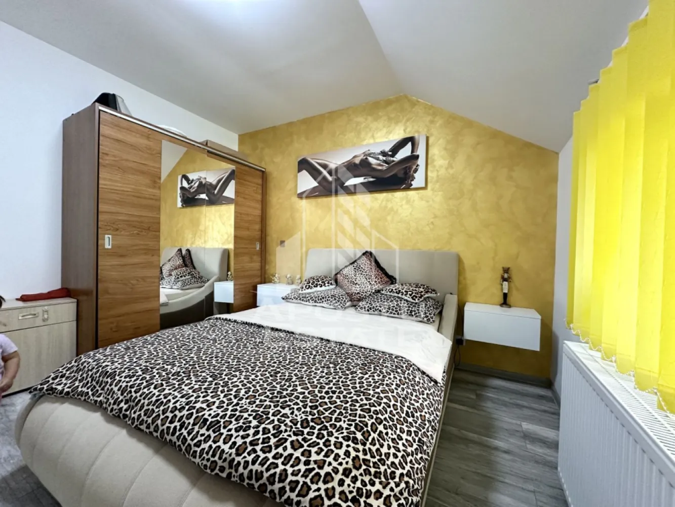 Apartament de vanzare cu 3 camere in apropiere de Lidl, Dumbravita - Apostu Estate va propune spre vanzare un apartament modern cu 3 camere, mobilat si utilat, situat in Dumbravita, in apropiere de Lidl, intr-o zona linistita si bine conectata la oras.

Locuinta este situata la etajul 2 al unui imobil construit in anul 2008, pe o strada asfaltata. Apartamentul dispune de o suprafata utila generoasa de 85 mp.

Compartimentare practica:
Hol de acces cu dressing generos
Living luminos si primitor
Bucatarie inchisa, complet mobilata si utilata
Doua dormitoare confortabile
Baie cu cada;

Dotari moderne:
Doua aparate de aer conditionat
Intrerupatoare cu touchscreen
Finisaje moderne, atent alese pentru a crea o atmosfera eleganta si confortabila
Un loc de parcare inclus in pret

Apartamentul este ideal atat pentru locuinta proprie, cat si pentru investitie, fiind amplasat intr-o zona in plina dezvoltare, cu acces facil catre oras, centre comerciale, scoli, gradinite si mijloace de transport in comun.

Se vinde mobilat si utilat, asa cum se prezinta in fotografii.

Agentia imobiliara Apostu Estate va ofera consultanta si solutii financiare prin colaboratorii nostri.

Va invitam cu drag la o vizionare!
CP2663652